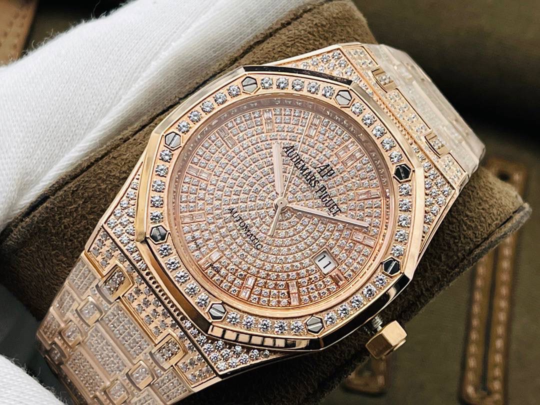 市场V4最高版本 爱.彼皇家橡树15400满天星系列腕表！ 1⃣️搭载进口9015机芯机械改装Cal.3120机芯，走时精准！ 2⃣️直径41MM！厚度9.8MM！ 3⃣️全表采用高亮度钻镶嵌，技艺精湛，不掉钻！ 4⃣️采用圈口可拆卸结构，市场大部分版本圈口不能拆卸！ 5⃣️316L全钢精磨工艺，质感更好！ 6⃣️全钻表盘，搭载高端指针！