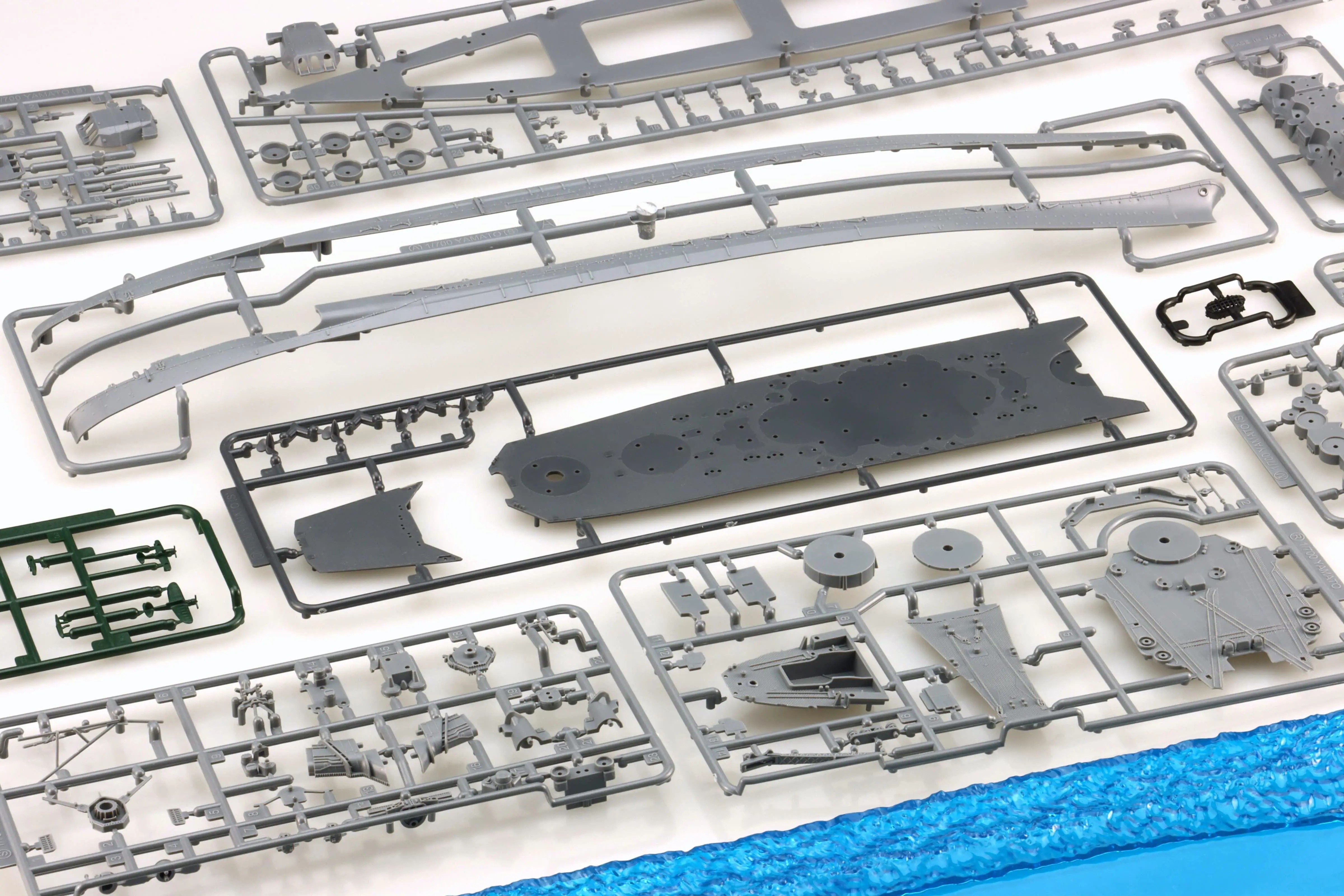 1/700 Japanese battleship Yamato (Operation Ten-Go/1945) Special Edition (with Wooden Deck Decal)