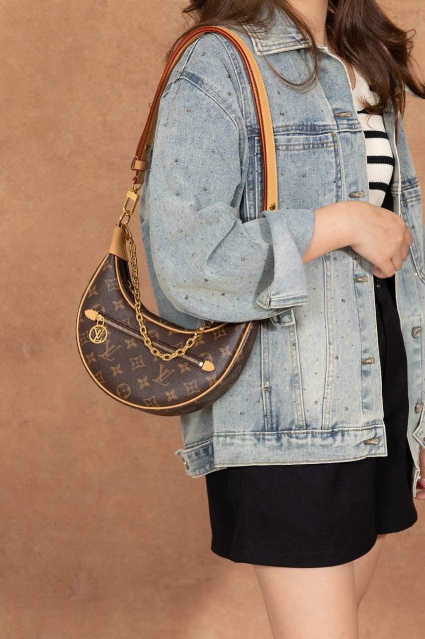 LV豌豆包🎀 这款 LOOP 手袋 灵感来自 LV 档案里的 Croissant 手袋， 在 2022 早春系列 推出～ 半月形＋法棍包造型， 背上身真的很有型，很时尚 😍 包型小巧但很贴身，走路都会跟着身体动，很好看～ 前面还有 拉链口袋 + LV Circle 拉链头， 细节控一定会爱 ❤️