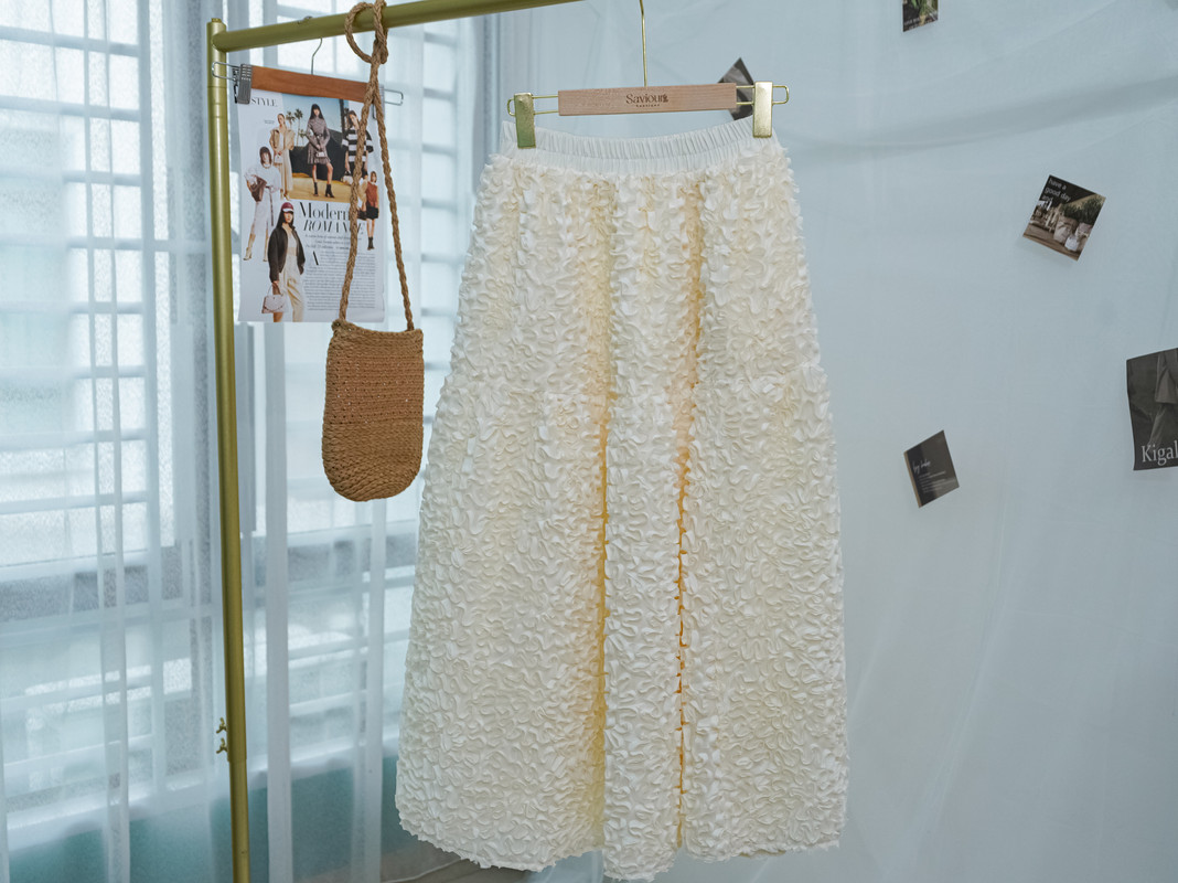 Cream Midi Skirt with 3D Ruched Edging Detail ‖ 立体褶皱捆边设计感奶油白半裙 KR0310835