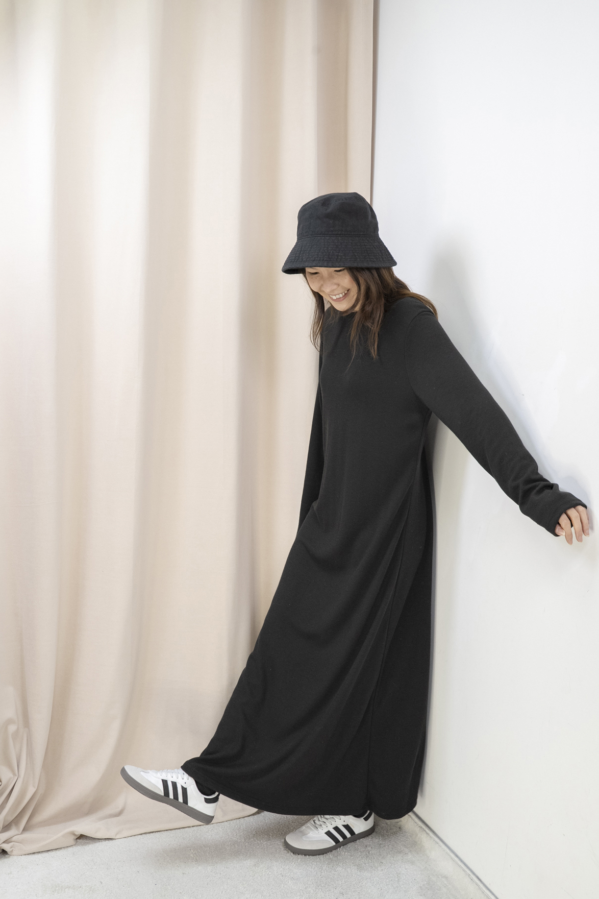 柔軟針織長版連身裙（黑色）