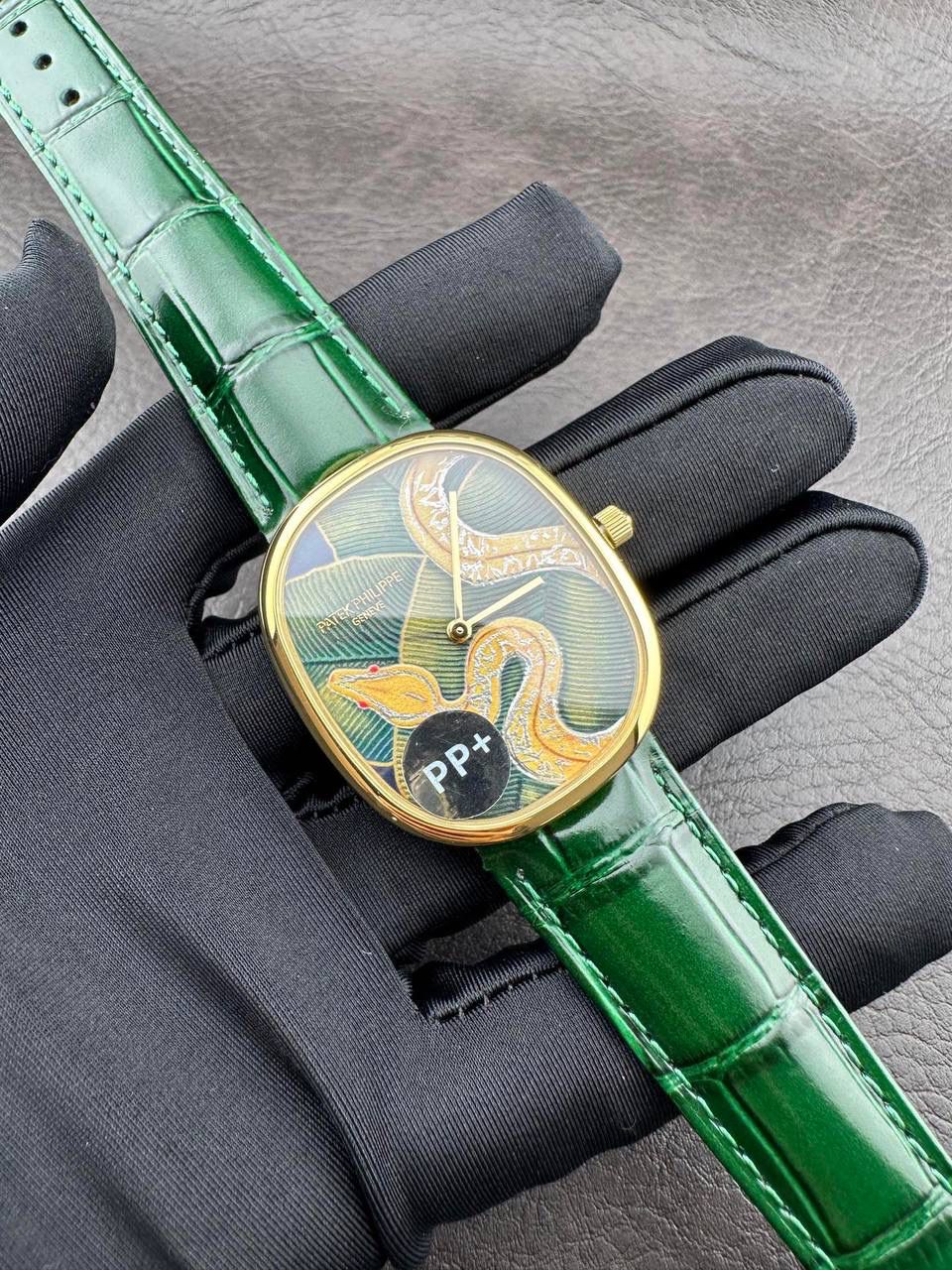 PP➕ Factory2025新品首发｜百达5738系列 68克配重版 复刻经典，更胜经典——GOLDEN ELLIPSE 黄金椭圆腕表重磅登场！ ✅ 黄金分割美学重塑：遵循1:1.6181经典比例，34.5MM×39.5MM椭圆表径搭配7.7MM纤薄厚度，复刻古典韵味与佩戴舒适度。 ✅ 316L精钢表壳：介于圆形与矩形之间的别致椭圆轮廓，还原原版线条张力，质感细腻出众。 ✅ 3D立体云贝母表盘：专属浮雕打印工艺，折射神秘深邃光泽，告别市面暗淡平庸款，上手自带高光。 ✅ 定制进口小牛皮表带：21X16尺寸对版原配，搭配同型椭圆表扣，与表壳设计遥相呼应，贴合手腕更显格调。 ✅ 9015精准机芯：走时稳定精准，兼顾实用性与耐用性，日常佩戴无压力。 PP➕不做“远观款”，只为呈现最接近原版的真实佩戴体验——从细节质感 to 上手触感，每一处都经得起近距离审视，让经典韵味在腕间完美延续！