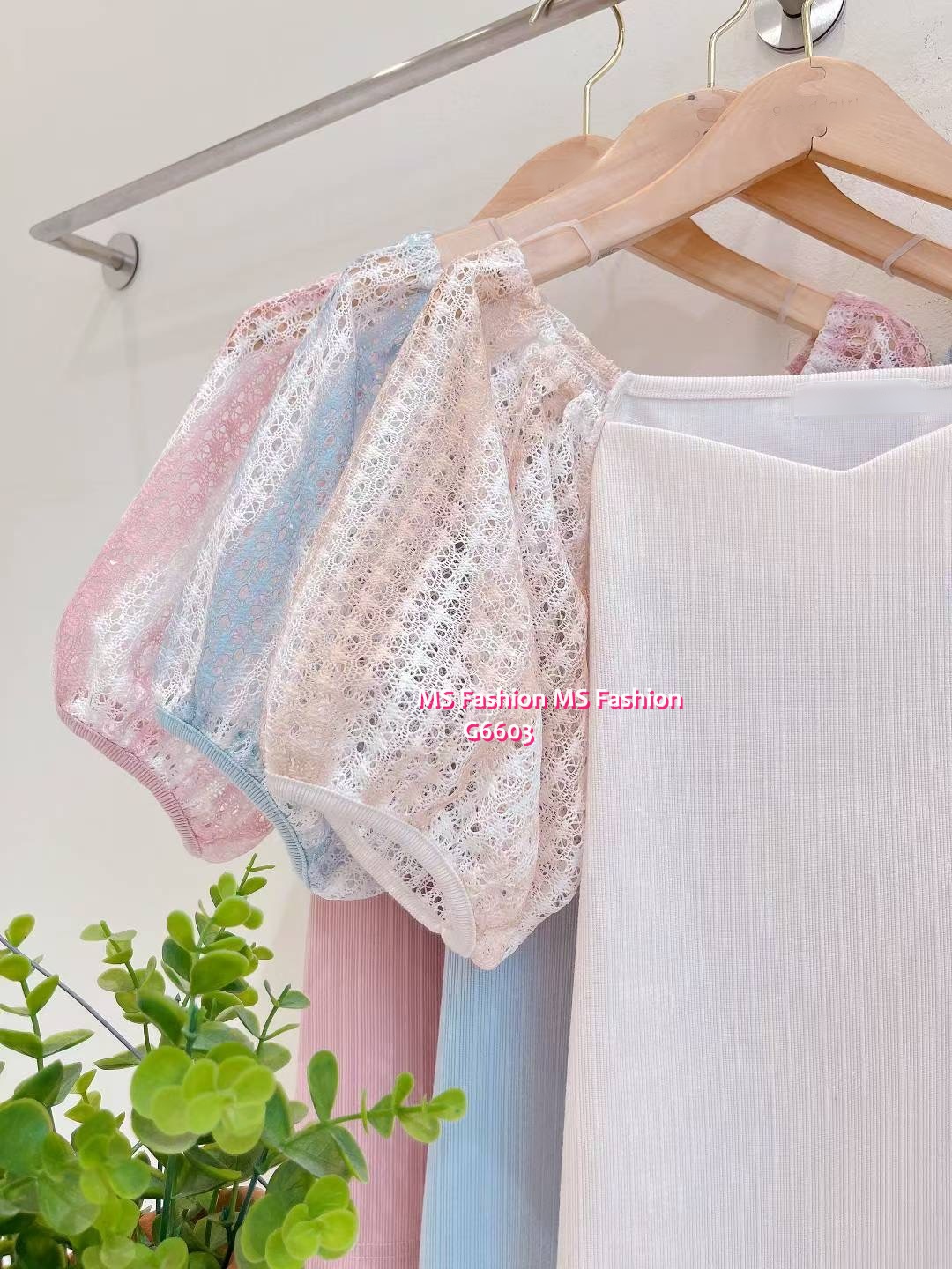 G6603 特色領通花泡泡袖top