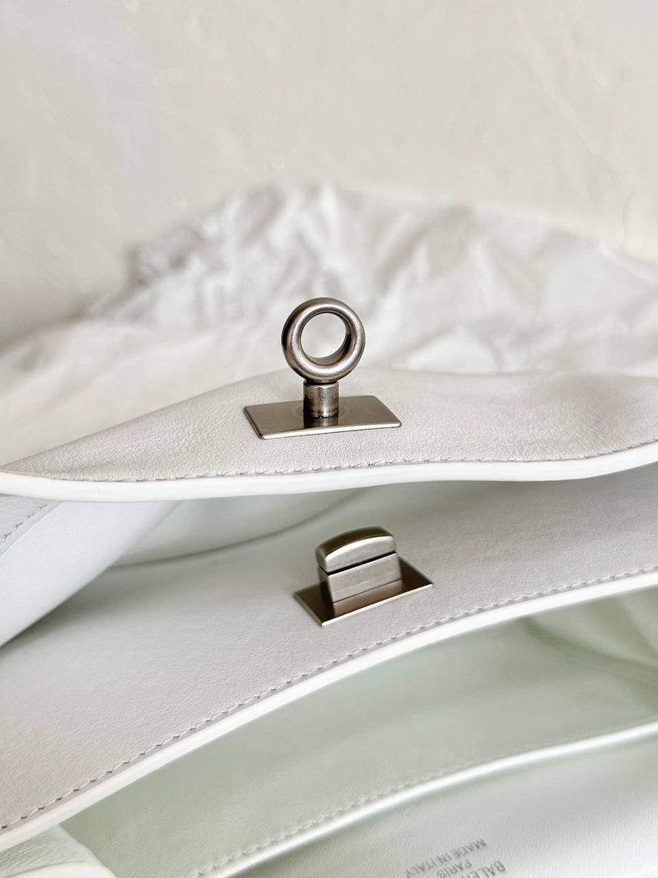 ba1enciaga rodeo mini 白银🤍💿 哒哒哒，mini也来咯 看完正常size的rodeo再来看mini 真的是除了可爱还是可爱 这种尺寸就不挑身高了 每个人背出来都是萌萌哒哈哈哈 而且男生女生都能背，不挑性别～ 这只包的皮一定不能硬，也不能太软太亮 mini：23×17×9cm795456m