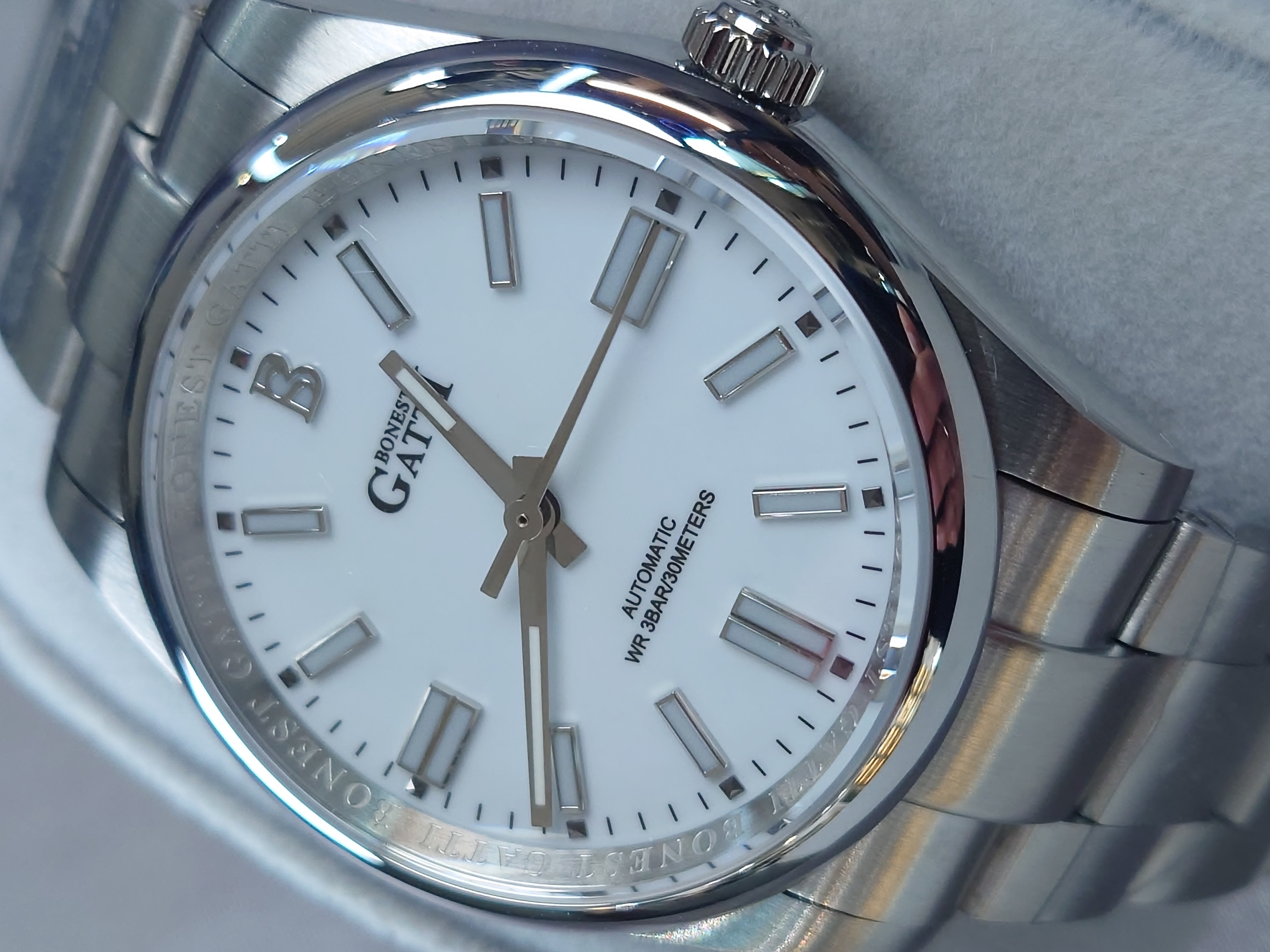 Bonest Gatti 隱藏錶面馬年特別版動錶 BG8015-S1 白