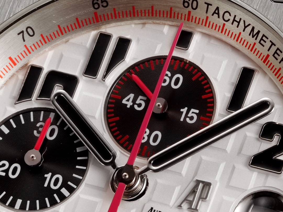 🚀皇家橡树离岸型26400/26238/26470系列正式登场！款式最全，做工最好的爱彼计时款腕表来了，有做工好的顶级货😍💯廉价的小厂货就别去考虑了！ 1，机芯采用12位小秒的定制版3126计时机芯，完美还原原版所有功能。经过精密打磨，大大加强了其稳定性。 2，其中碳纤维系列表壳采用全新碳纤维复合材料——「Carbon TPT® B.4」打造，这种高科技材料比常规 Carbon TPT® 密度提高4%，纤维硬度提升15%，树脂强度提升30%，材料结构经过各项异性优化，保持轻盈同时无比坚韧，提供迄今最强的抗冲击性能。 3，字面颜色均采用目前最先进电镀技术，非几年前的简单喷漆技术。每一个巧克力格纹装饰，通过CNC级别打磨，无限接近原版。 4，同步原版搭载微微活动头粒，胶带采用进口氟橡胶材质，皮带采用美洲鳄鱼皮材质，更加耐磨耐造。