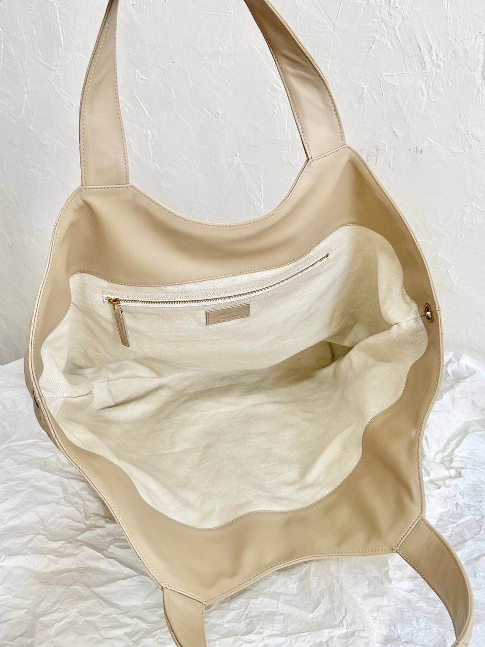 销量王🔥 ys1 Icare bag超大tote绒面奶油白 超级爆款出新色啦 它没有像普通款式那样直接用白色 而是用的奶黄色的奶油白 而且！换了绒面的小牛皮(非羊皮) 超夸张的大logo很酷，奶油白又很嗲 这个更换很有意思～～ 我觉得它的出现真的很及时 现在女性的觉知，大女人的一面被唤醒 是时候需要这么一个大包来向世界宣判个性与独立了！