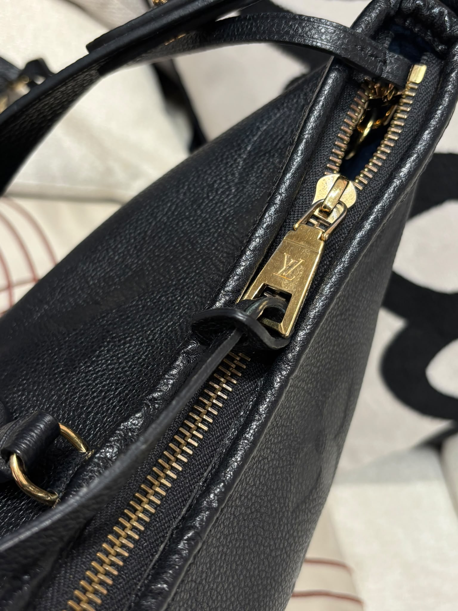 LV Carryall PM Calfskin 100%Authentic, 95%New ✅Pouch ✅Dust bag