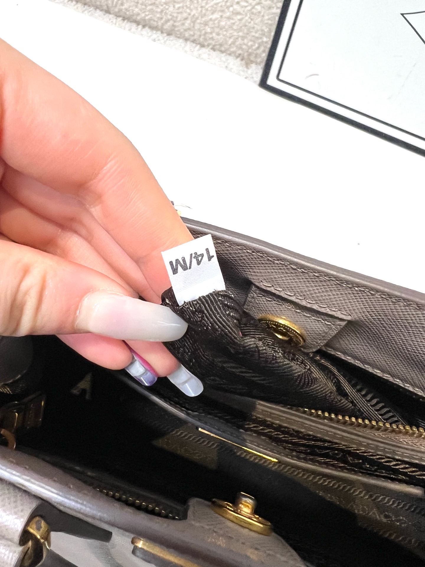 【預訂貨品】Prada 大象灰拼白色殺手包