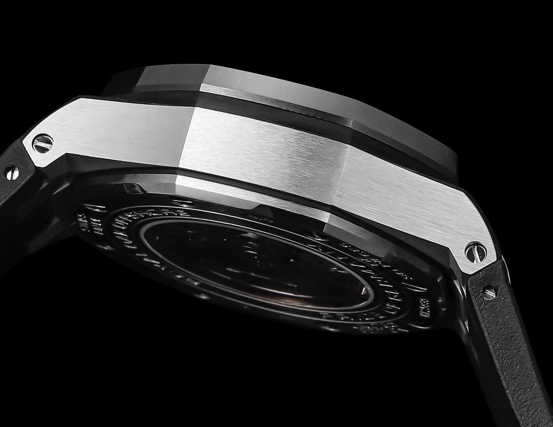 🚀皇家橡树离岸型26400/26238/26470系列正式登场！款式最全，做工最好的爱彼计时款腕表来了，有做工好的顶级货💯🔥廉价的小厂货就别去考虑了！ 1，机芯采用12位小秒的定制版3126计时机芯，完美还原原版所有功能。经过精密打磨，大大加强了其稳定性。 2，其中碳纤维系列表壳采用全新碳纤维复合材料——「Carbon TPT® B.4」打造，这种高科技材料比常规 Carbon TPT® 密度提高4%，纤维硬度提升15%，树脂强度提升30%，材料结构经过各项异性优化，保持轻盈同时无比坚韧，提供迄今最强的抗冲击性能。 3，字面颜色均采用目前最先进电镀技术，非几年前的简单喷漆技术。每一个巧克力格纹装饰，通过CNC级别打磨，无限接近原版。 4，同步原版搭载微微活动头粒，胶带采用进口氟橡胶材质，皮带采用美洲鳄鱼皮材质，更加耐磨耐造。