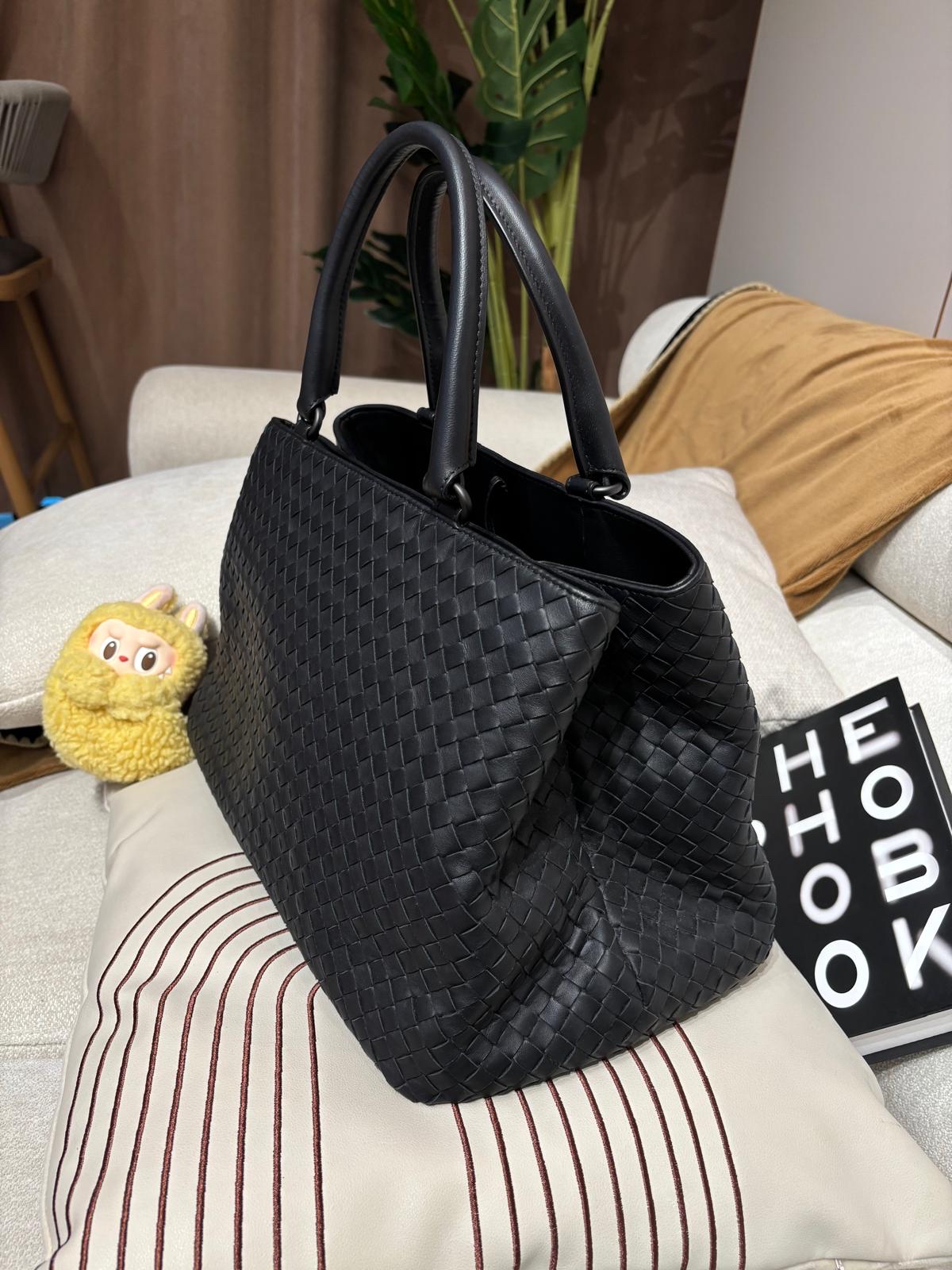 Bottega Venetia BV Shoulder Bag 100%Authentic, 98%New ✅Dust bag