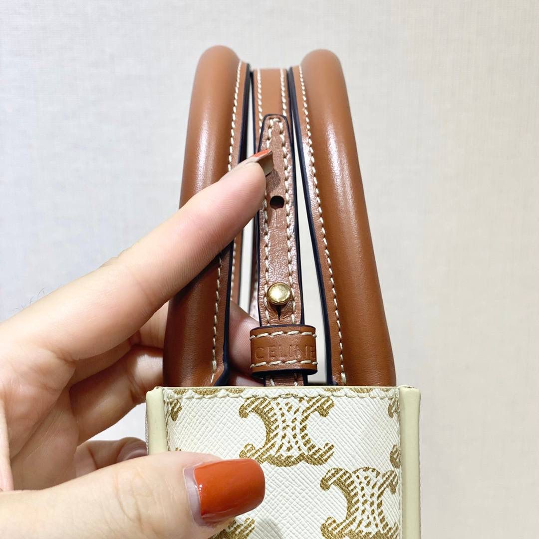 🔥大货实拍图 𝗖𝗘𝗟𝗜𝗡𝗘 ♥ 𝗧𝗥𝗜𝗢𝗠𝗣𝗛𝗘 𝗖𝗔𝗕𝗔𝗦 𝗧𝗢𝗧𝗘 𝙘𝙚𝙡𝙞𝙣𝙚的爱心𝙡𝙤𝙜𝙤也太会了吧！直接俘虏我！实在是太会抢钱了！托特包的天花板🥇 型号：194372 尺寸：17*21*4cm