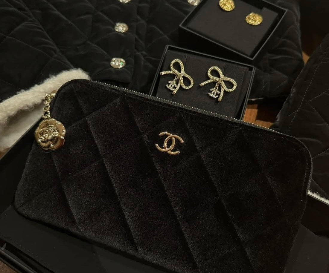 現貨剩3 CHANEL黑金絲絨山茶花吊飾生日贈禮包