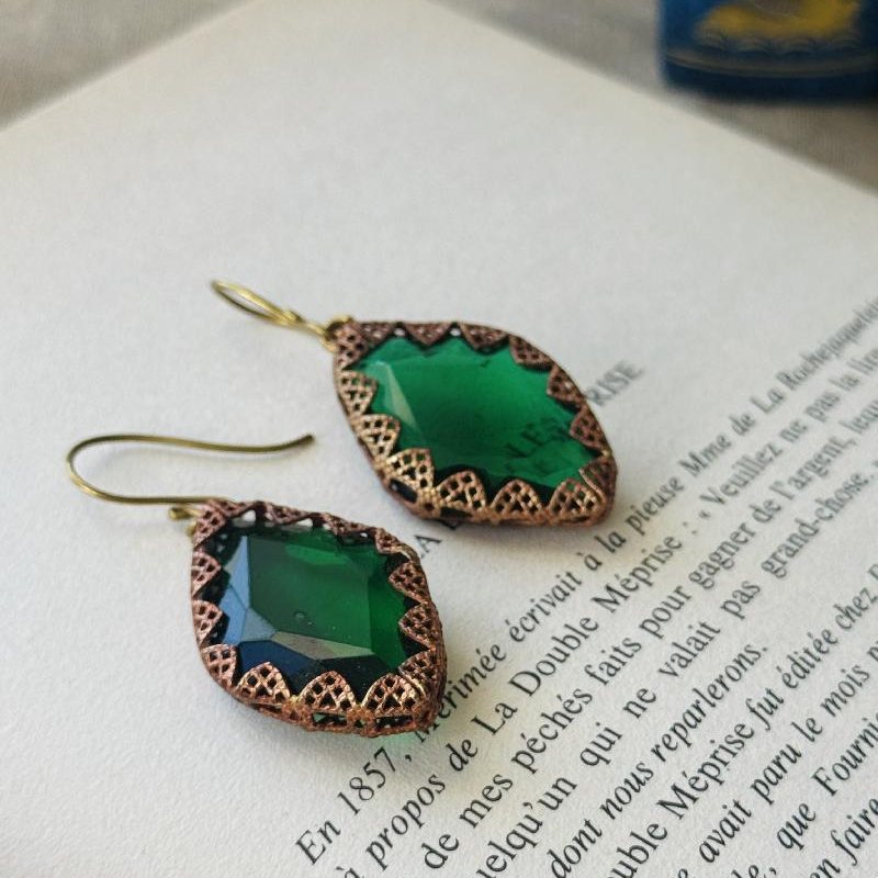 Vintage Recomposed Czechoslovakia Glass and Filigree Hook Earrings(NZ101)