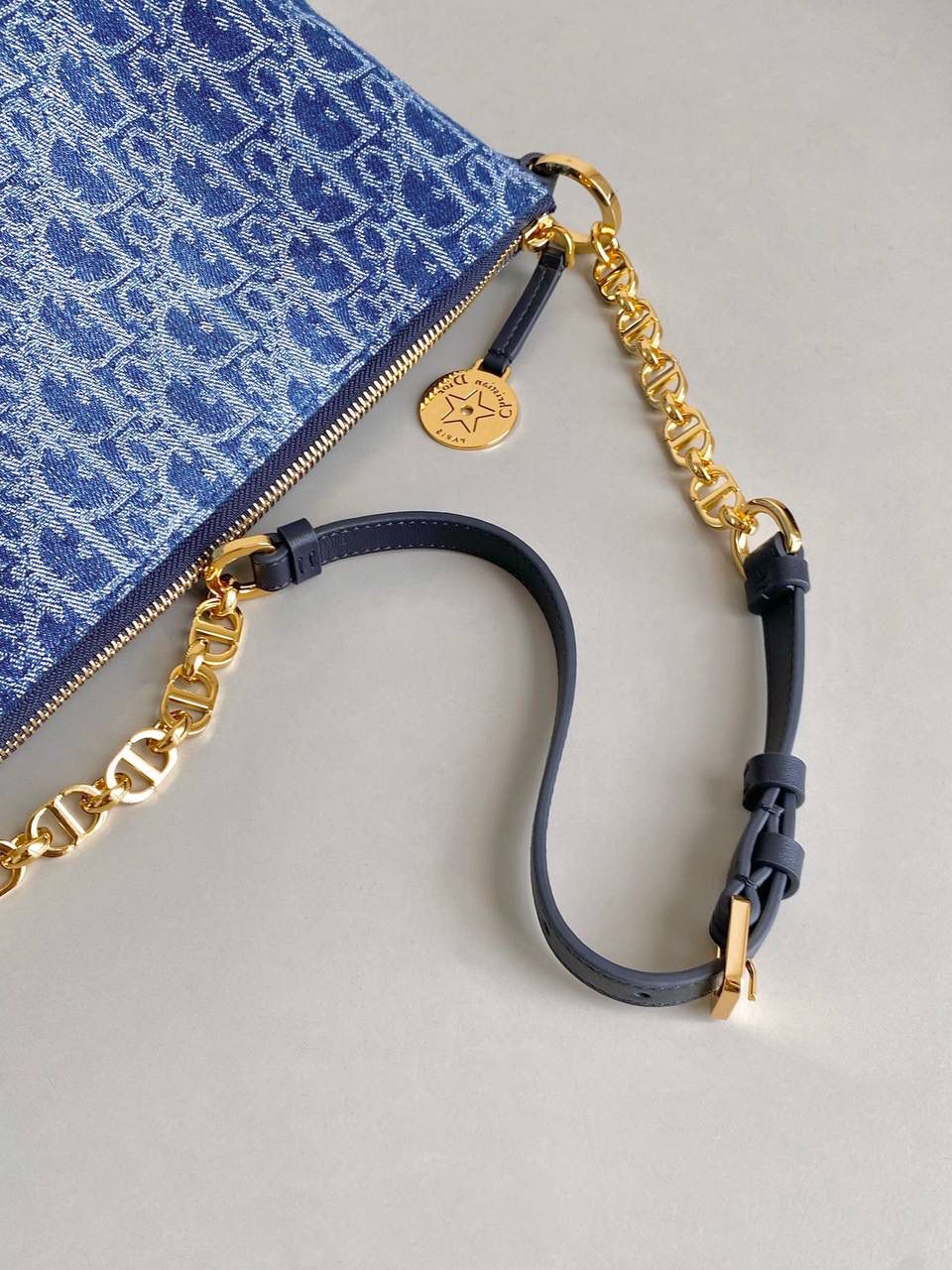 🈶牛仔蓝 𝗗𝗜𝗢𝗥 𝘀𝘁𝗮𝗿24石洗丹宁饭盒 这期的牛仔系列真的超爱！ 它的热度不亚于任何一只经典款 深蓝色丹宁➕经典的Oblique印花， 不规则石洗效果，渐变感特别且帅气 牛仔很百搭也没有什么季节性，所以这系列是既特别又经典 不怕过时 姐妹们可以放心冲！😍🔥💕 28.5×14.5×10cm #6803m