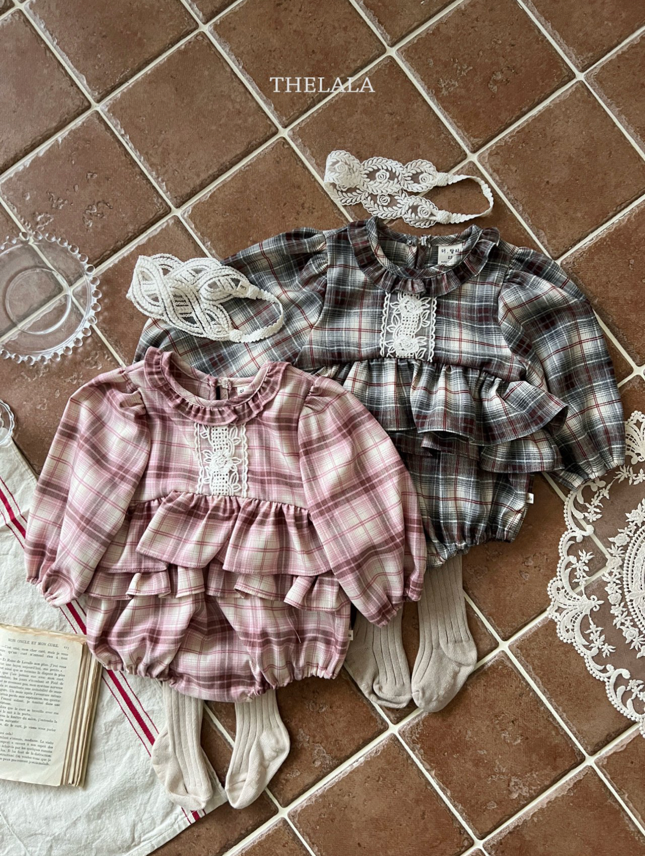 🌸預訂 韓國直送🌸🇰🇷THELALA兩色蕾絲層疊荷葉邊格紋長袖包屁衣