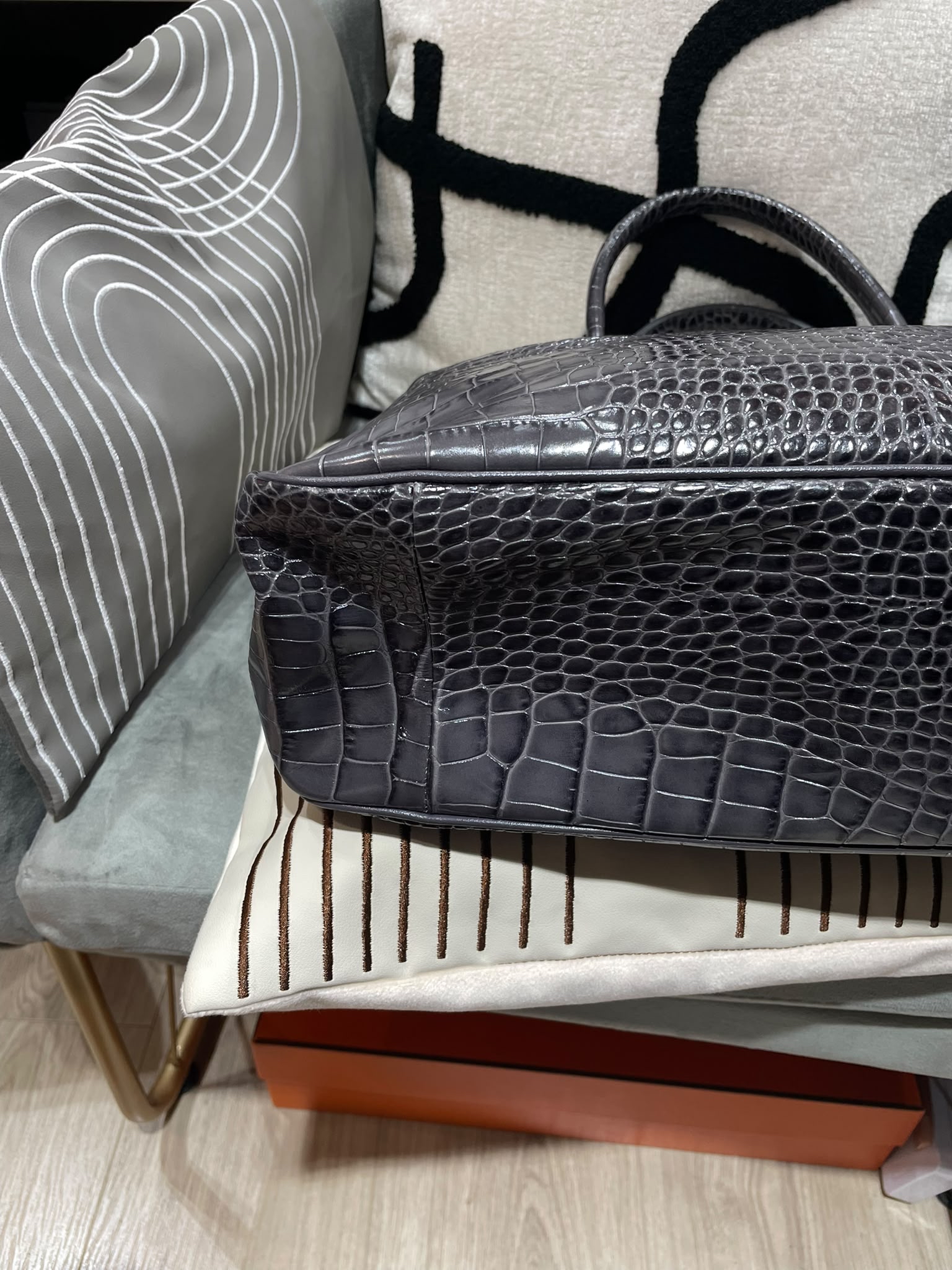 Longchamp 灰色鱷魚壓紋 Tote bag 100%Authentic, 98%New