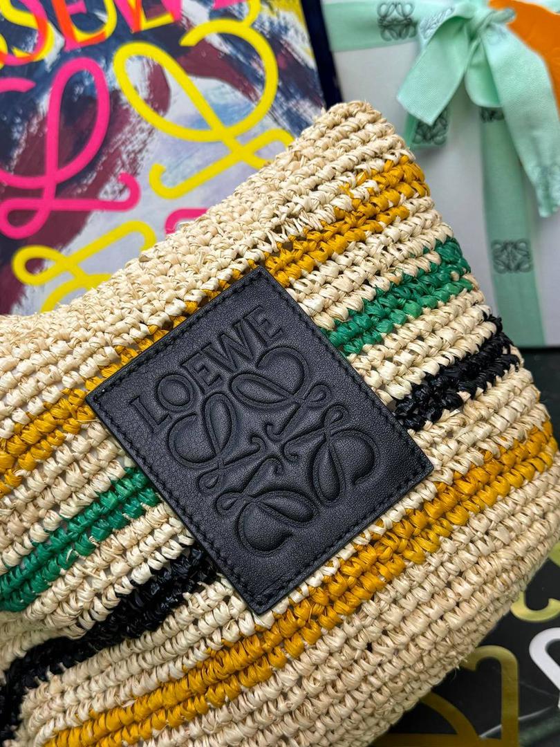 🎈𝙋𝙖𝙪𝙡𝙖 𝙞𝙗𝙞𝙯𝙖 迷你酒椰草编包𝙎𝙡𝙞𝙩🧺 ——【黑色拼色到货‼️】 面料：进口拉菲草/牛皮 尺寸：𝟑𝟎-𝟖-𝟑𝟎𝐜𝐦 编码：652405 （下单须知：由于天然纤维材料特别，带毛刺，日照时间长短不同，颜色略有变化，纯手工编织制作而成，每一只都独一无二，每个包的尺寸也有所不同‼️完美主义者慎入⚠️） 👉🏻此款草编包由纯进口拉菲草叶手工编织制作而成，搭配有一条可拆卸的刺绣宽肩带，可斜挎/肩背/手提等多样化背法❤️时尚清新，软塌不定性，慵懒又随性，夏日出行必备‼️