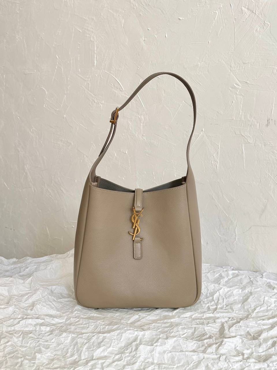 ys1 hobo bag腋下包奶茶色(金扣)🧦 大爆款🔥我和你们说，这只包看着普普通通 但是上身是真的很好看！ 第一次看到他们家有这种慵懒的腋下包 整个包都是柔软的原厂胎牛皮 又轻容量又大，真的很～～好背 这只包的灵魂在于圆滚滚中又有型 市场很多做得太挺括硬朗，那种货打咩啊❌ ZP开发⚠️全套包装哦～ 23×22×8.5cm713938m