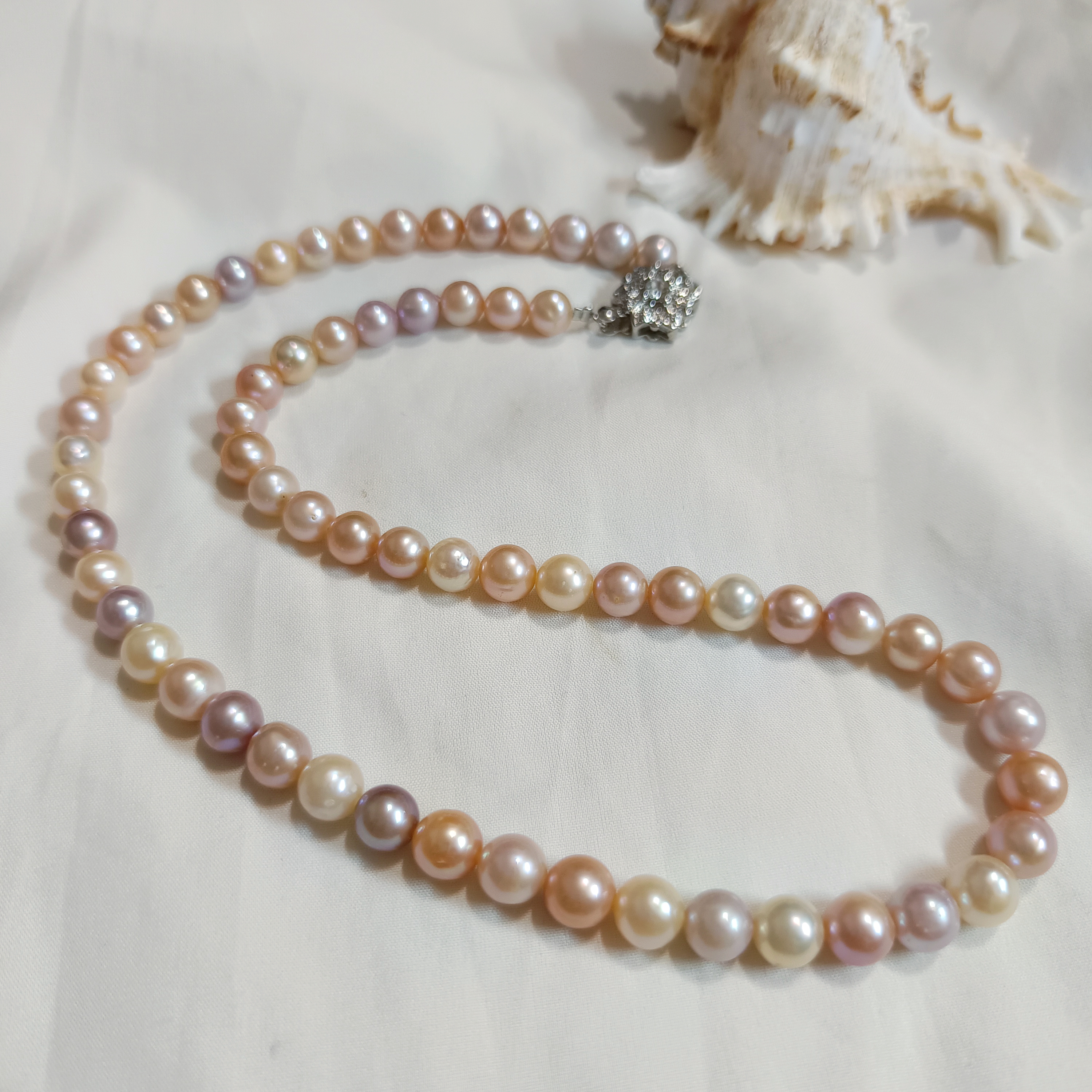 近正圓強光淡水AK 糖果色珍珠注白金花扣項鍊