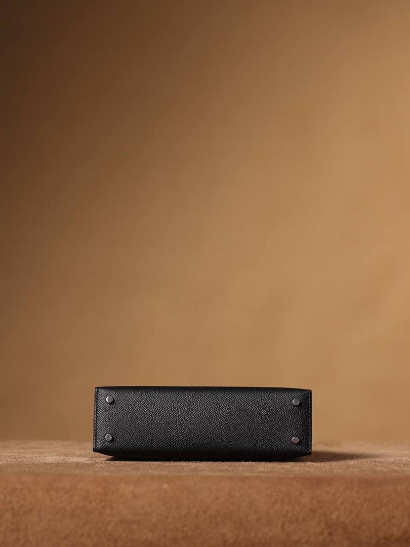 HERMES 爱马仕 Mini Kelly 二代👜✨ Mini Kelly 二代 黑色银扣 高清实拍图 尺寸：19*12*6cm Hermès爱马仕是世界著名的奢侈品品牌，1837年由Thierry Hermès创立于法国巴黎。 爱马仕早年以制造高级马具起家，迄今已有180年的悠久历史。 其整个品牌从整体到细节以及专卖店，都弥漫着浓郁的以马文化为中心的深厚底蕴🎀