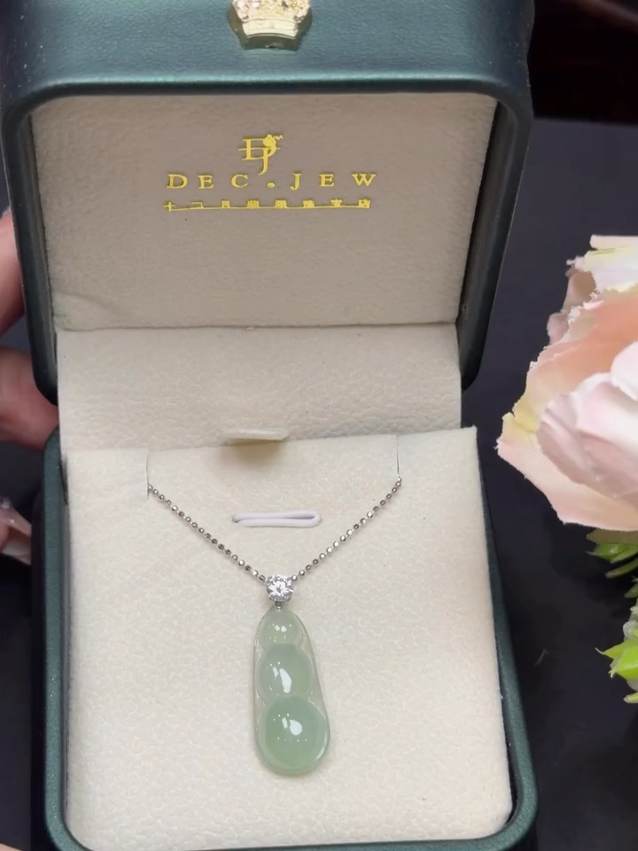 🇲🇾冰晴福豆翡翠吊坠| 配18k金莫桑钻镶嵌📏 尺寸Measurements	•	Length: 29.5mm	•	Width: 9.8mm	•	Thickness: 6.2mm通透冰晴底翡翠，色泽清润柔和，光感细腻灵动。福豆造型圆润饱满，线条流畅，整体比例优雅，佩戴显气质又不失温润灵秀。顶部采用 18K金镶嵌莫桑钻，火彩明亮，璀璨点睛，为整体增添轻奢光泽，日常佩戴或送礼皆宜。✨ 福豆寓意福豆，又称“福禄豆”，因形似饱满豆荚，自古寓意吉祥圆满：	•	福气：象征福运相随、好运常伴	•	平安：豆形圆润，寓意平安顺遂	•	多福多喜：三豆相连，寓意福、禄、寿齐聚	•	生生不息：代表希望、成长与美好未来无论自戴或赠予亲友，都承载着真挚祝福与美好心意。