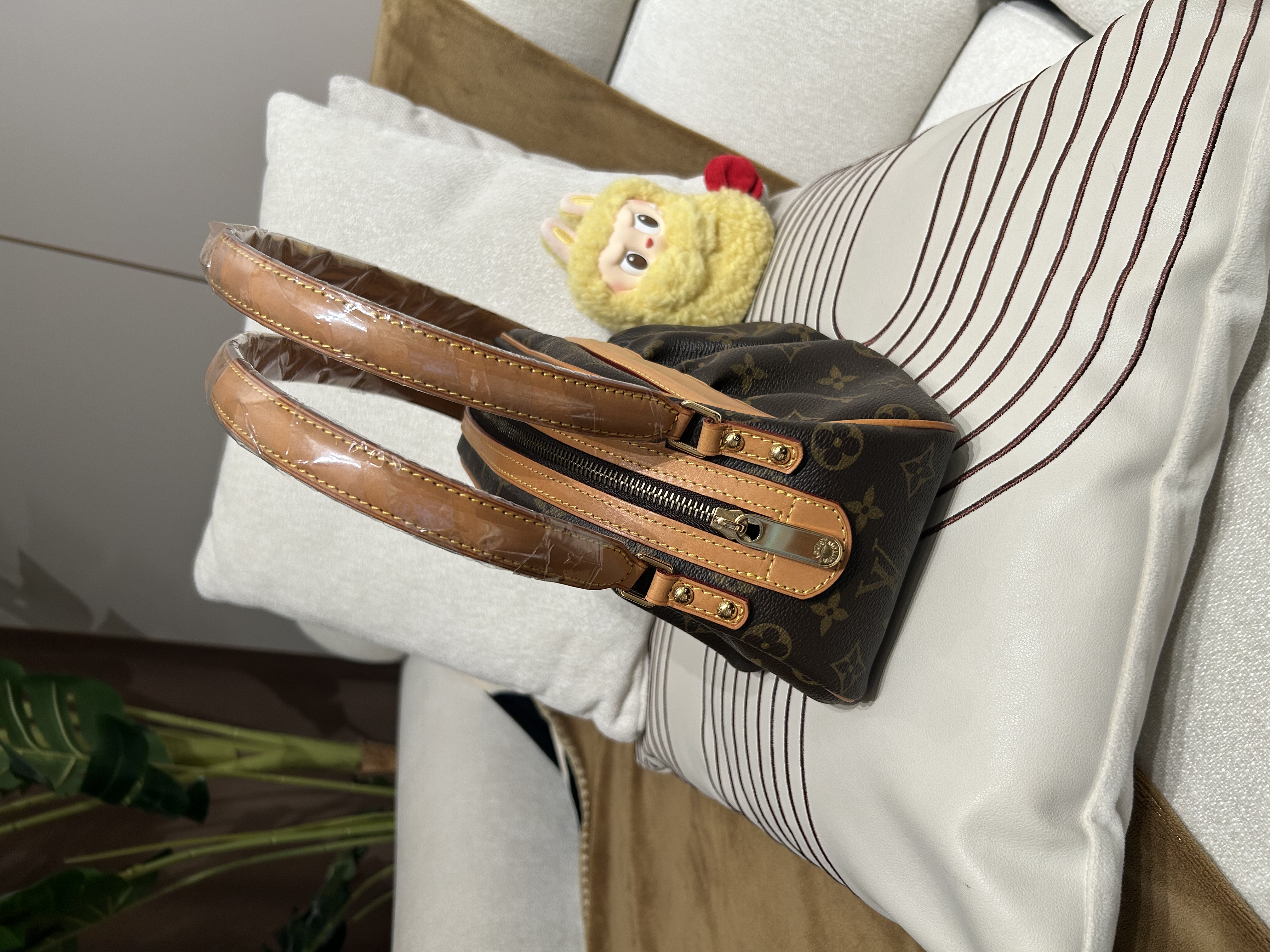 LV Klara Monogram Shoulder Bag 100%Authentic, 98%New ✅Dust bag