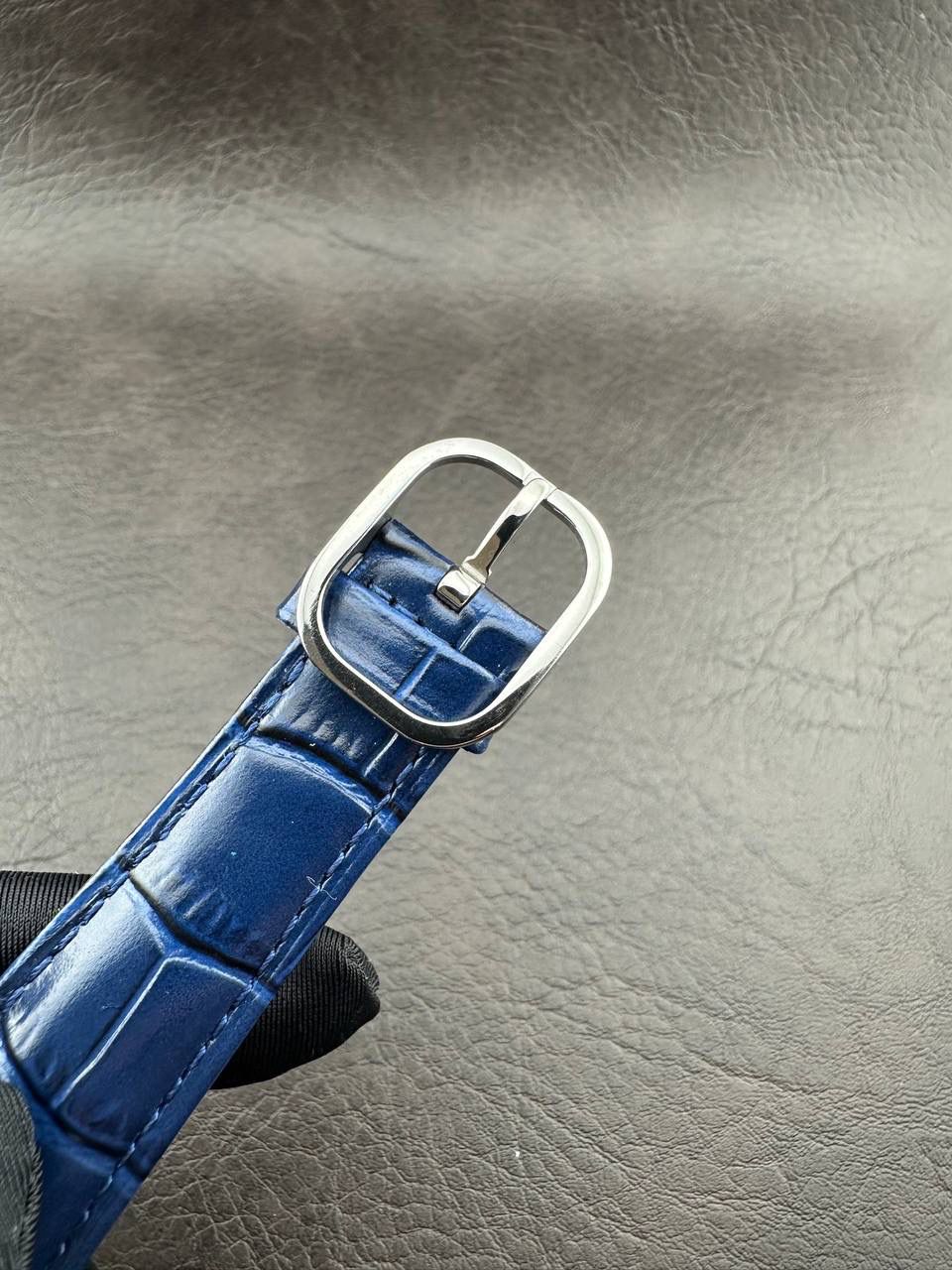 PP➕ Factory2025新品首发｜百达5738系列 68克配重版 复刻经典，更胜经典——GOLDEN ELLIPSE 黄金椭圆腕表重磅登场！ ✅ 黄金分割美学重塑：遵循1:1.6181经典比例，34.5MM×39.5MM椭圆表径搭配7.7MM纤薄厚度，复刻古典韵味与佩戴舒适度。 ✅ 316L精钢表壳：介于圆形与矩形之间的别致椭圆轮廓，还原原版线条张力，质感细腻出众。 ✅ 3D立体云贝母表盘：专属浮雕打印工艺，折射神秘深邃光泽，告别市面暗淡平庸款，上手自带高光。 ✅ 定制进口小牛皮表带：21X16尺寸对版原配，搭配同型椭圆表扣，与表壳设计遥相呼应，贴合手腕更显格调。 ✅ 9015精准机芯：走时稳定精准，兼顾实用性与耐用性，日常佩戴无压力。 PP➕不做“远观款”，只为呈现最接近原版的真实佩戴体验——从细节质感 to 上手触感，每一处都经得起近距离审视，让经典韵味在腕间完美延续！