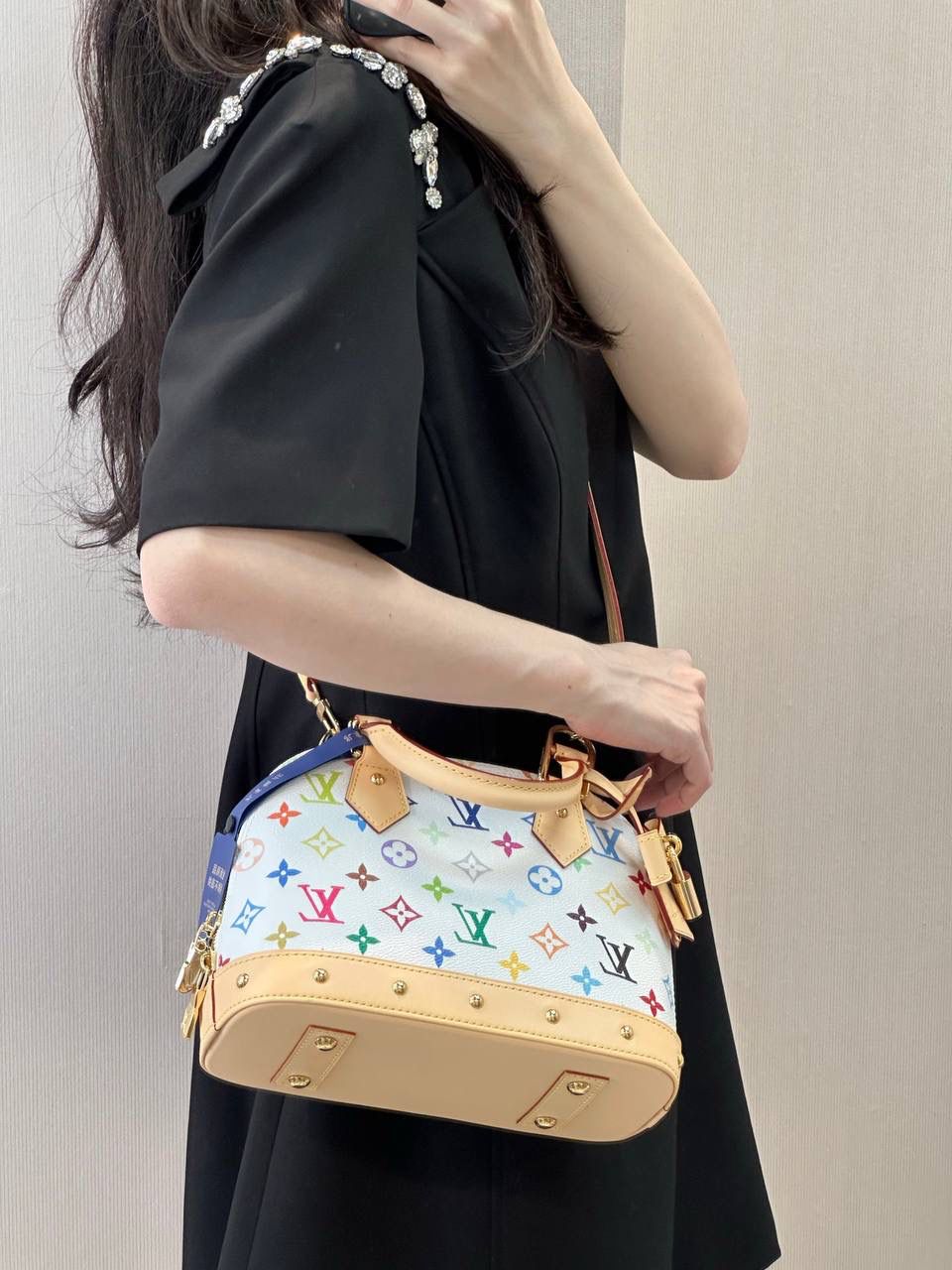 LV白三彩贝壳包👜✨ Alma 的大小加上贝壳包型， 配这个白三彩真的刚刚好 💕 拼皮比例很美， 蝴蝶结＋金色小锁， 又复古又少女，越看越爱 ✨ 📏 尺寸：19 × 13 × 9 cm