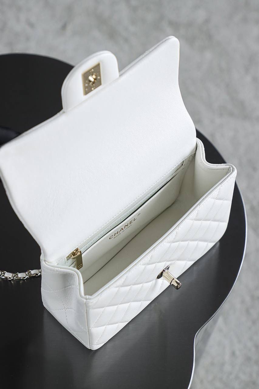 CF Mini手提包鑒定版 👜 一包一碼 支持全球鑒定查驗身份證原廠專G GR原廠皮料過關清單資料可査詢 經典的翻蓋加上獨特的提手，既保留了CF經典韻味，又增添了一份俏皮！ 而且單肩、斜挎、手提三種背法隨意切換，它都能輕鬆成為焦點！ 五金：全銅淺金扣 皮料：GR原廠小羊皮 尺寸：12*20*6cm