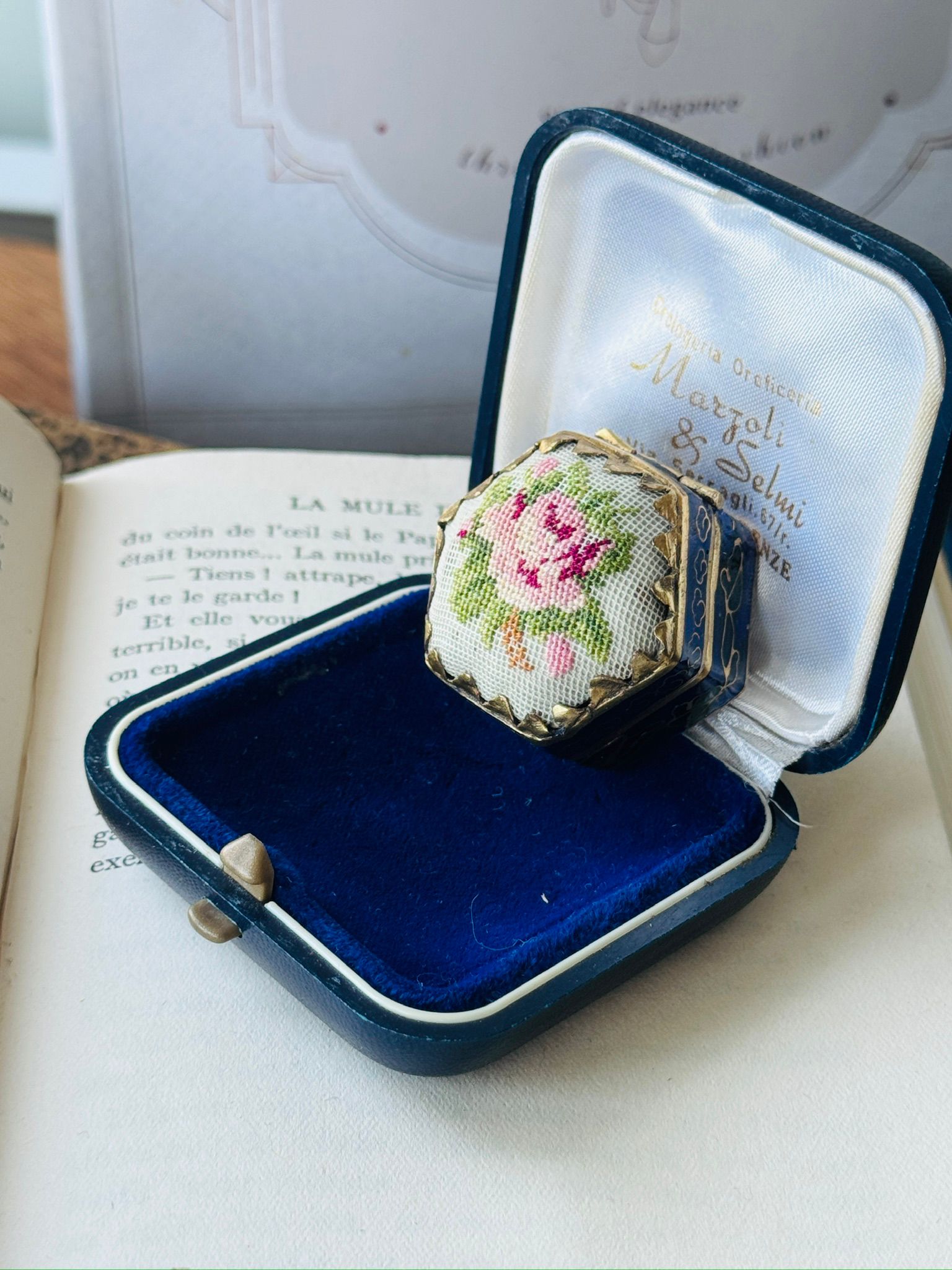 European Mid-Century RARE Handmade Petit Needlepoint X Cloisonné Trinket Box / PillBox (MT2591)