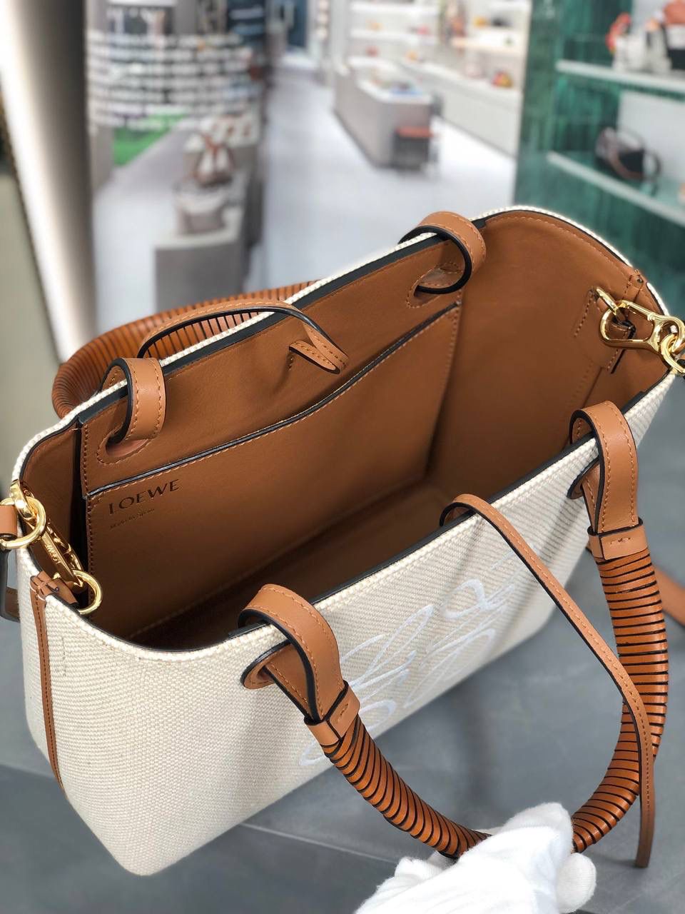 * 𝘈𝘯𝘢𝘨𝘳𝘢𝘮 𝘛𝘰𝘵𝘦 𝘔𝘪𝘯𝘪 挺阔有型的迷你小可爱.😍 尺寸：22-19.5-9cm 编码：652152 颜色：白色布配棕色皮 又出mini size啦，轻巧可爱又舒适，容量还是一样很能装，雨伞水杯轻松容纳！ 新增长肩带，还有更多背法等你解锁哦🔓