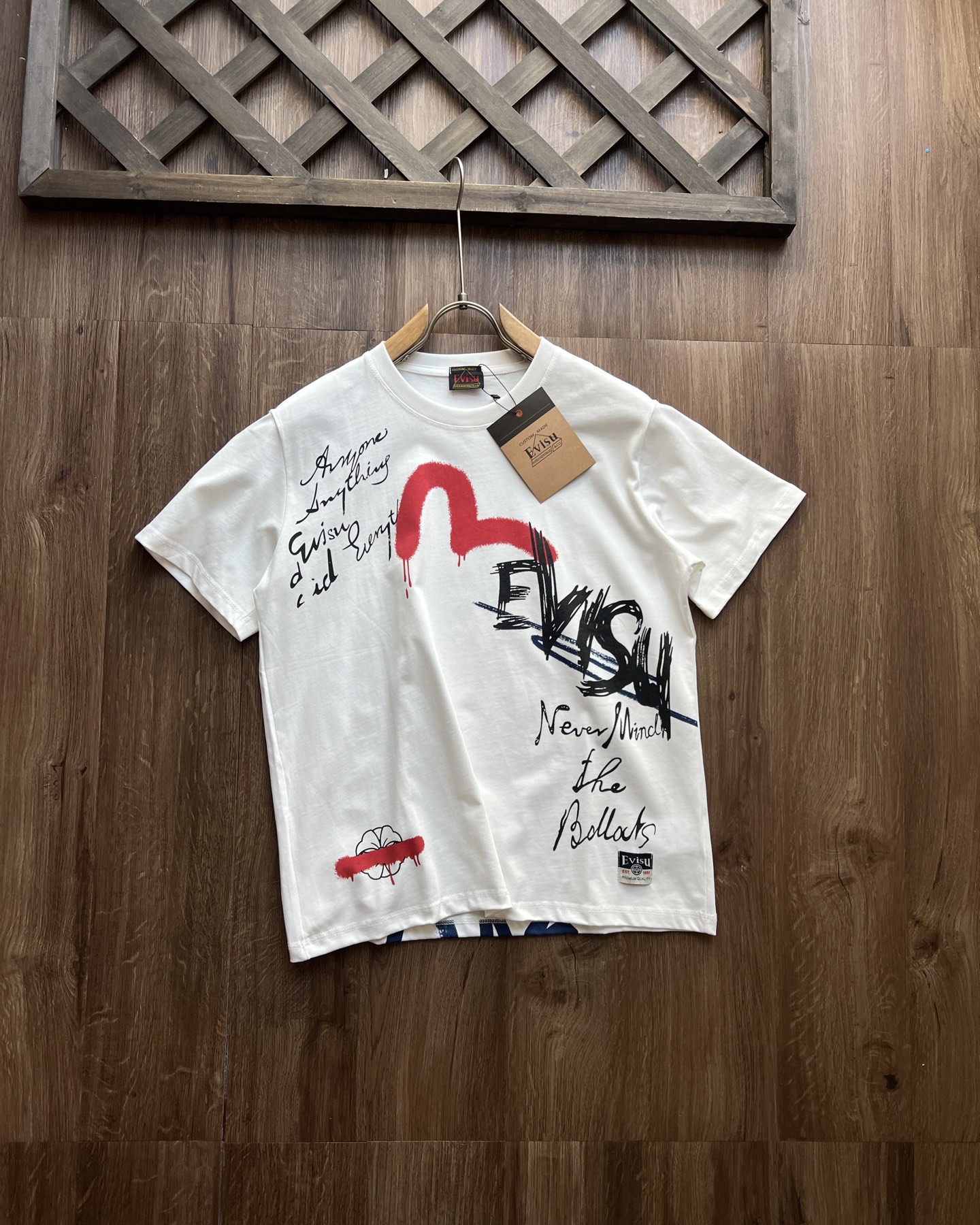 EVISU KURO 塗鴉大M字母印花短袖Tee