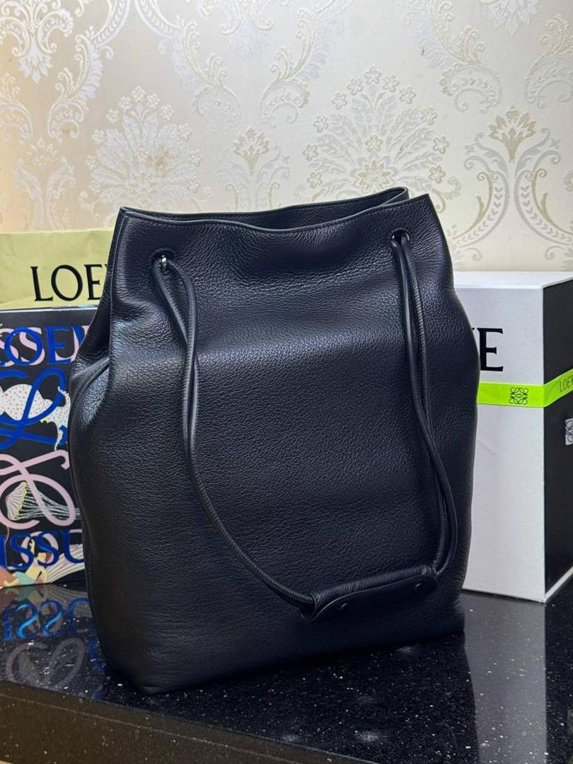 🎈（全钢）新款𝗣𝗲𝗯𝗯𝗹𝗲 𝗛𝗼𝗯𝗼大号 ——【黑色到货💕】 尺寸：𝟮𝟳.𝟱-𝟭𝟭.𝟱-𝟰𝟬𝗰𝗺 编码：652408 【该尺寸配防尘袋】 👉🏻采用进口纳帕小牛皮材质•包包手感超级舒服柔软•自重超轻。 👉🏻正面装饰两颗闪亮的𝗽𝗲𝗯𝗯𝗹𝗲配饰•精致可爱时髦•可调节肩带•腋下单肩斜跨皆🉑。 容量超大•内置拉链插袋•可放置各种证件等小物件•超级实用。