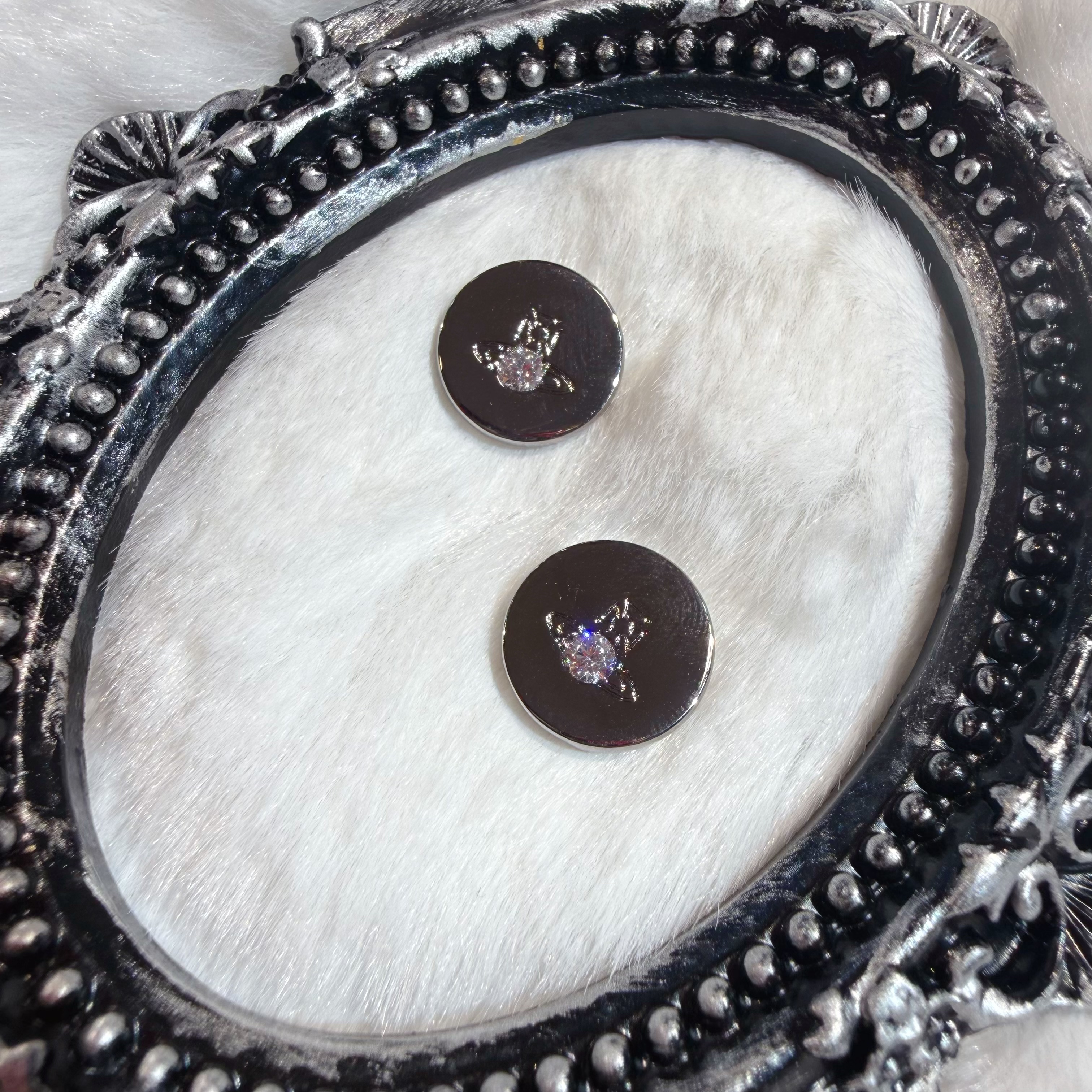 VW Lewis stud earrings S