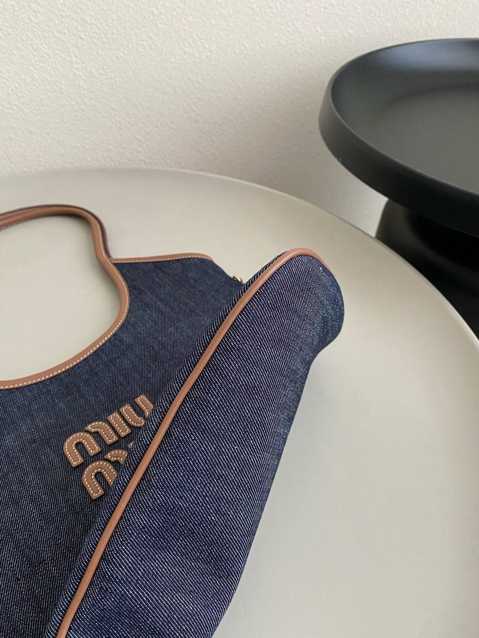 🈶牛仔蓝 𝗠𝗶𝘂𝗠𝗶𝘂托特 爱上miu的快乐 就是不断创新 不断惊喜 造型从纯色到拼皮再到帆布 每一版都能打 能爆，真的杀疯了 35×40cm #F0110m