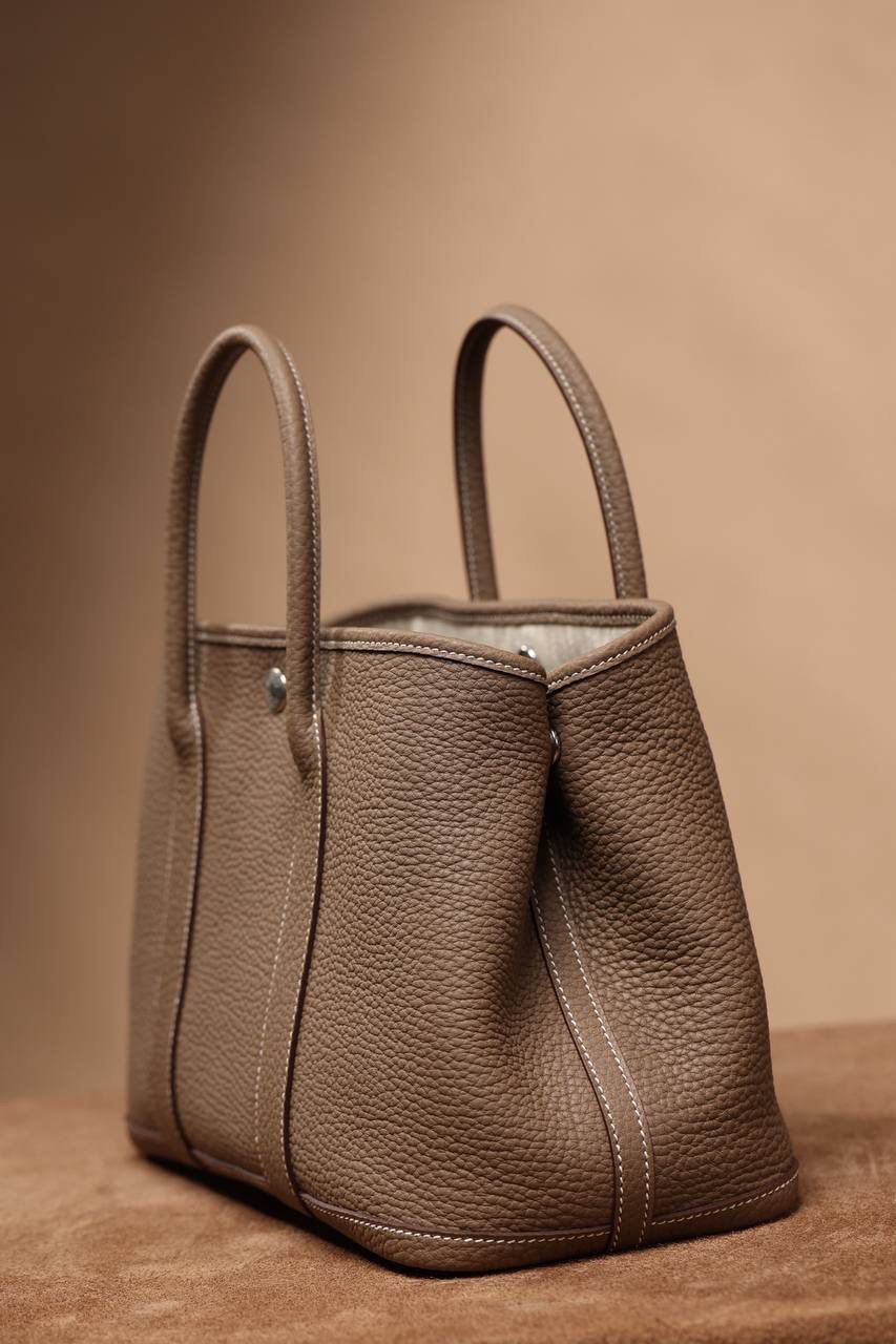 Hermes 爱马仕 Garden Party 30 大象灰花园包👜✨ 尺寸：30*20*13cm 花园包独家渠道货，独家欧洲原厂皮原厂五金组装ZP尾单货，独一无二的天花板渠道货 面料是采用法国原厂的Togo皮，纹路清晰，颗粒感饱满，手感细腻，扑鼻而来的香味，爱不释手 版型真的是决绝子 喜欢大包的就入手吧 😍🤟🏻