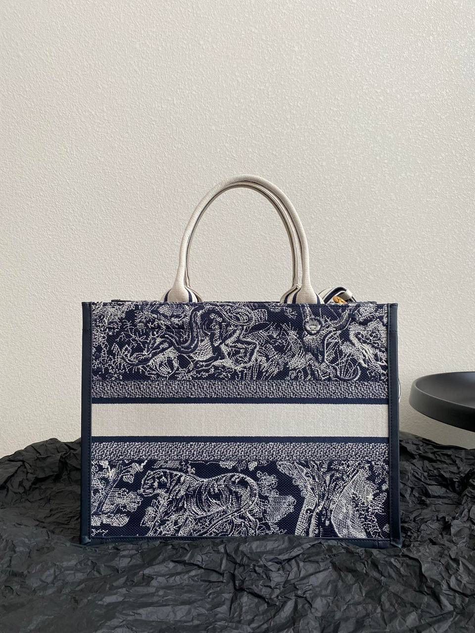 🈶黑白老虎，中号 𝗗𝗜𝗢𝗥 𝗯𝗼𝗼𝗸 𝘁𝗼𝘁𝗲24新版 茹伊印花动物园款它来喽！ 不得不说，D家确实好会玩啊 可以背的托特！简直不要太棒 在最最最经典的托特上又衍生爆款了 越来越多人爱背大包真正的无性别之分 不管手拎斜挎，通勤健身出差毫无压力🤟🏻😎 整体有型不会塌，恨不得天天背 大包爱好者可以闭眼收了！！ 36×16×27cm