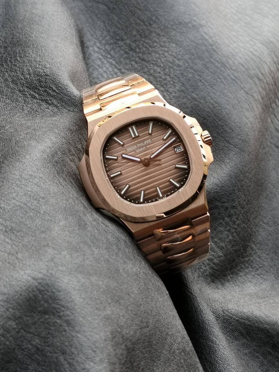 🌐百达翡丽运动优雅系列5711/1R-001腕表，红金表链表壳，深棕色渐变表盘，324一体机自动机械，40毫米。🌐