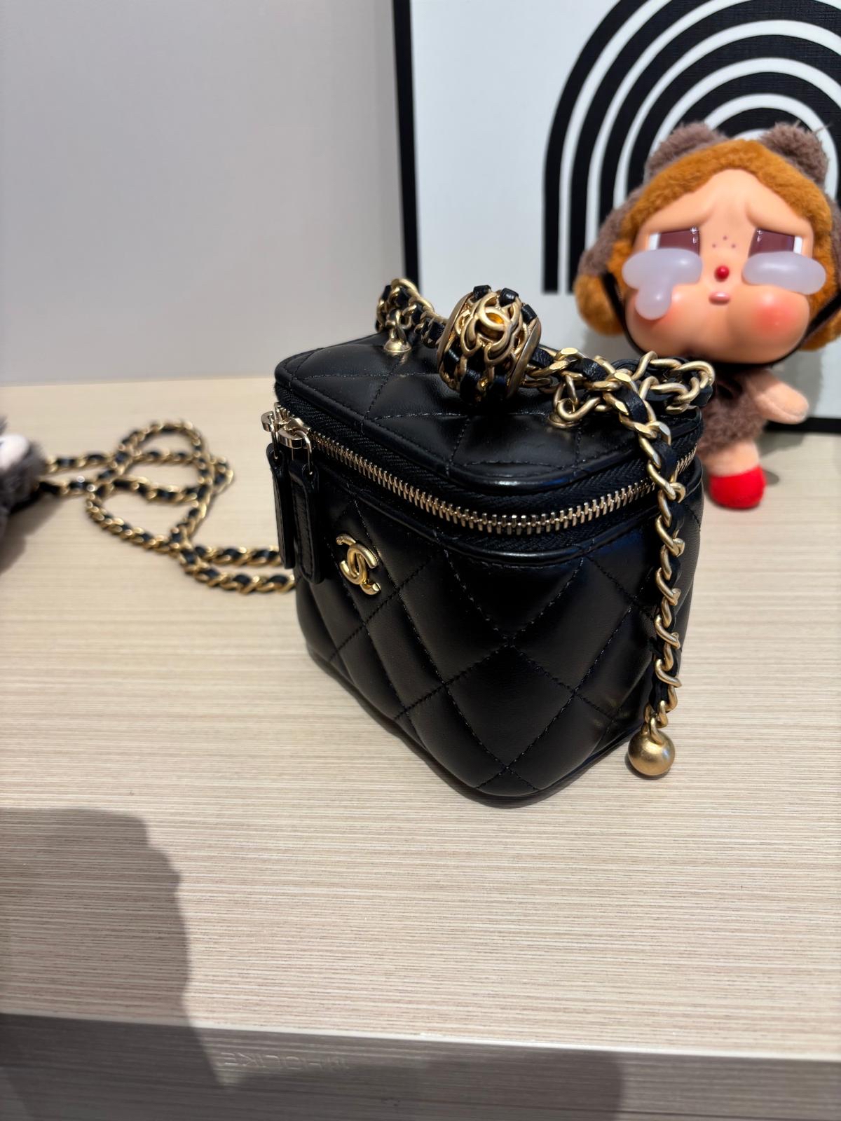 Chanel vanity with pearl crush 金球 100%Authentic ,98%new ✅card✅dust bag✅box