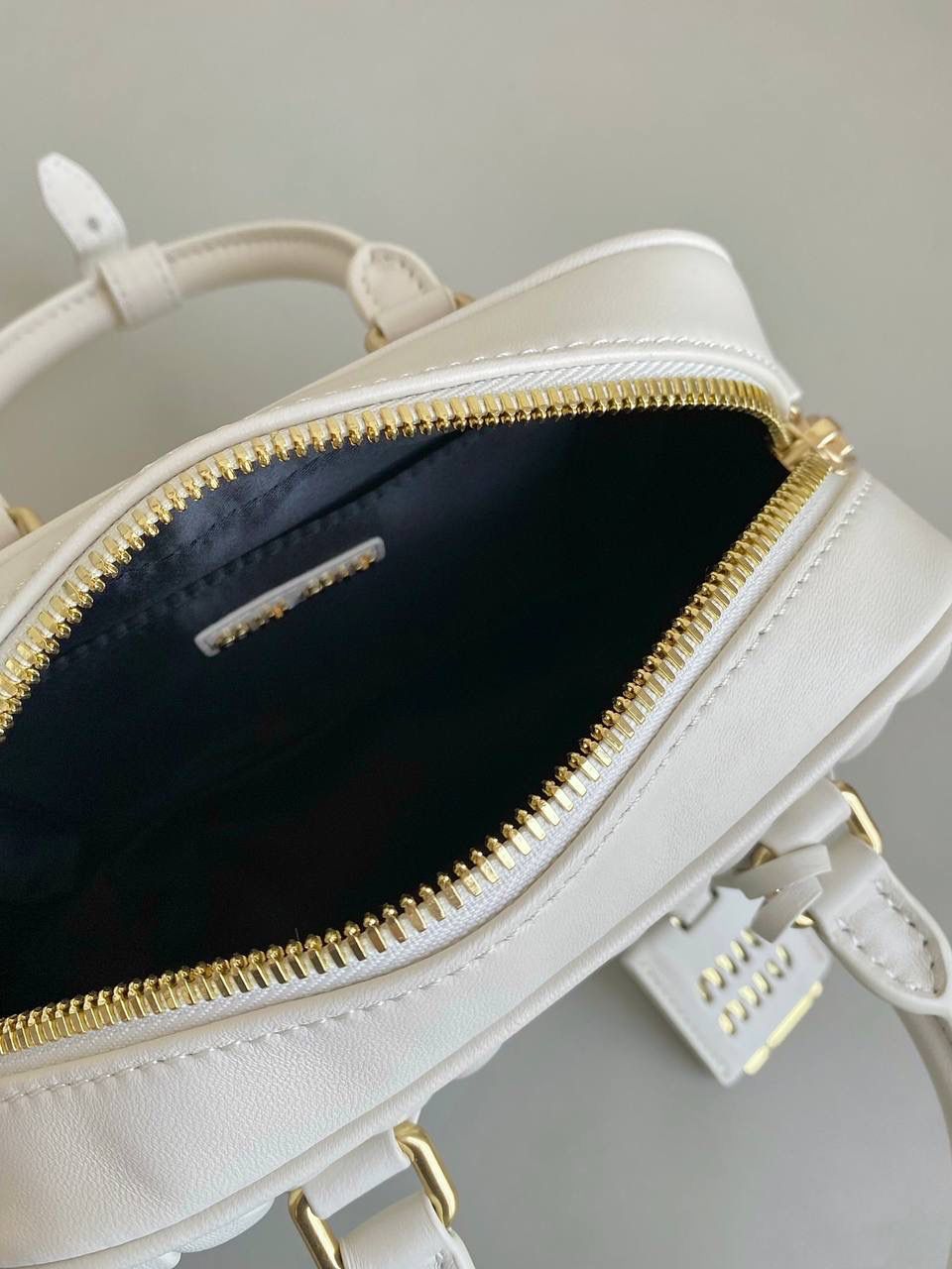 🈶白色小号， 𝗠𝗶𝘂𝗠𝗶𝘂褶皱保龄球小方包 火爆全网都不用多说，人手一只的程度 我们用的是进口小羊皮！非国产皮料 肉眼可见的细腻，软软糯糯触感非常好！ 他家经典独特的褶皱工艺，是要有一定厚度 底料太薄了都做不出它的饱满和弹性 更不是市场通货干瘪瘪的褶皱，实在太假 我们新合作的老师傅在这细节上扣的很认真 一缕一折都有zp的神韵，且做到对版！！ 追求高品质的来🔥⚡️ 13×19×6m #F0012m