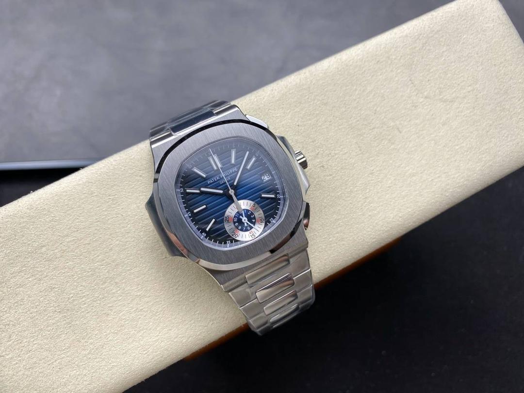 V2版真功能🌐真小秒！3K工厂 百达翡丽鹦鹉螺5980/1A-014多功能计时腕表V2版本，真小秒、真功能！【表壳】腕表尺寸40.5毫米，同正品一致的枕型表壳采用正面拉丝，侧面抛光的两种工艺组合，层次感分明，质感十足。尽显精湛工艺。【表带】采用原装表带一比一量身打造，每节表带的中央抛光部位，都能呈现钻石的形状，尽显高级质感。【机芯】3K厂采用定制版PP.CH28-520机芯，完美还原正品，时分秒，日期，和计时大秒功能。欢迎各位表友品鉴🌐