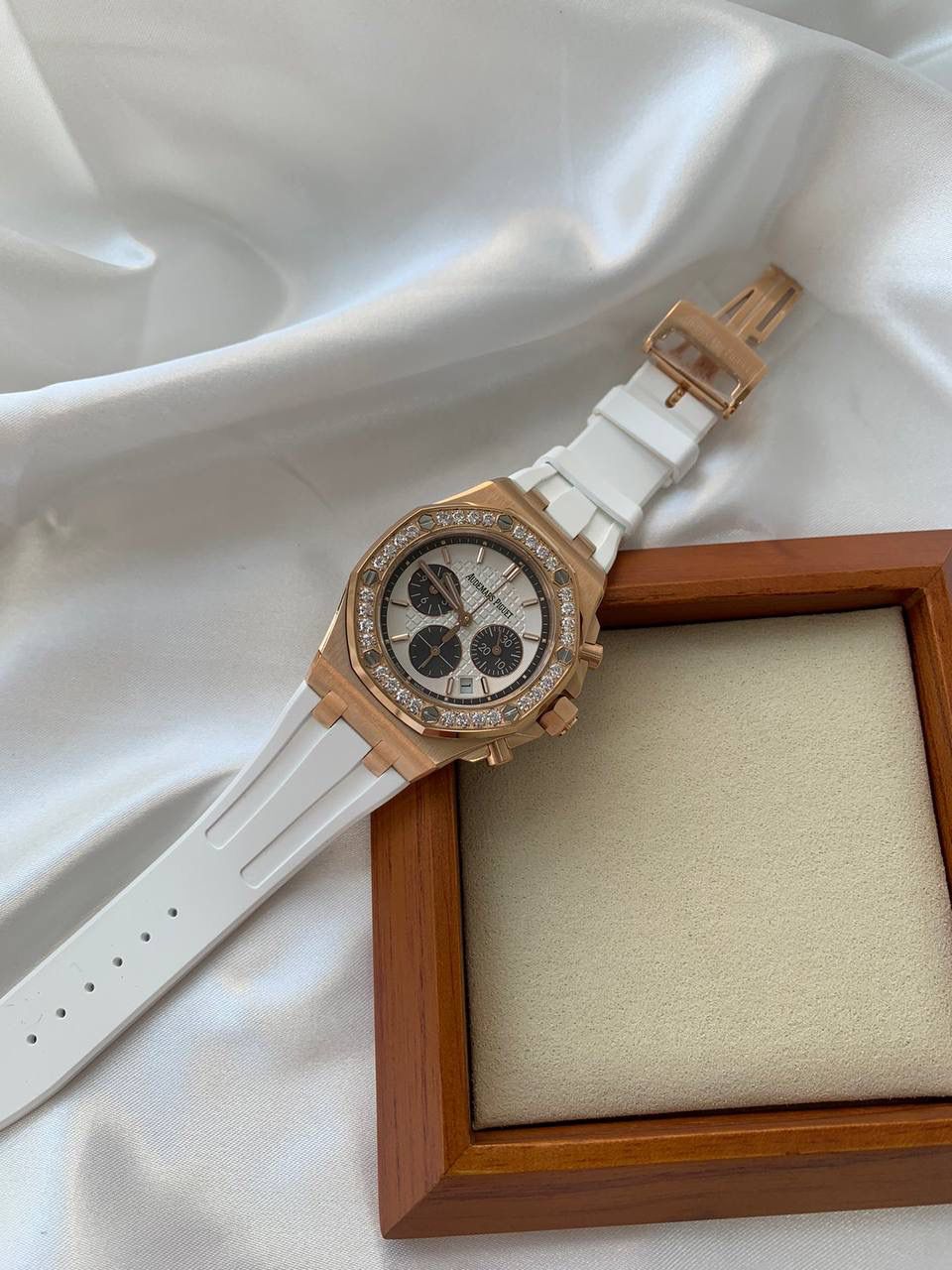 爱彼女款、小红书爆款，喜欢大表盘的女生、必备款，表盘37MM、蓝宝石防刮花玻璃，316精钢表壳、纯手工镶嵌32颗莫桑钻、搭配瑞士多功能石英机芯精准走时，表带采用进口橡胶工艺，佩戴舒适不过敏、折叠扣设计，佩戴便捷，数量有限，先到先得，多种色系，穿搭任选！