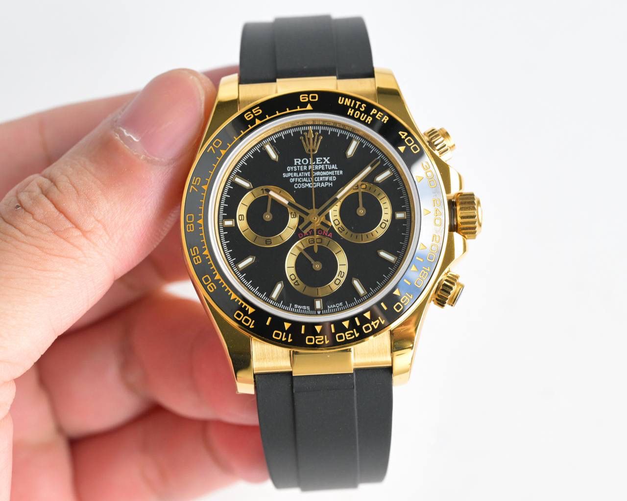 18k包金 现货供应 ROLEX-劳力士迪通拿系列 GTC中国国检检测证书，联网可查！一档调时 计时秒针 3字位9字位小针 功能原装一致！表壳原版开模，表盘尺寸40mm。厚度目前市面上最接近原装的 陶质实心外圈连计速刻度（采用真陶瓷工艺 刮不花 永不退色 质感和正品一致）功能盘字体和盘面logo采用叠加印刷工艺，从侧面观察会有微微隆起之感。盘面的底色纹路经过无数次过滤改正，确保百分百吻合与原装。其上的劳力士金属LOGO单独开模，无论是立体感还是圆润度均可PK原装 易读Chroma light夜光显示 配长效夜光物质。表镜平形蓝宝石水晶玻璃 抗刮损，效果绝不重影，吻合正品。⚠⚠六字位正品一致的有防伪的小皇冠👑（注意细节）表扣采用进口精钢1:1散件打磨而成 拉沙内侧 腐蚀劳力士钢印 外置正品一模一样的表扣保险环，完美在每一个细节！