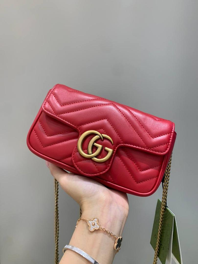 新背景实拍正品级 。经典款红色16.5cm‼️ 最经典的款式来了，真的卖一百年都不会烂的款式，金色五金，最经典的搭配，红色很好看，也是非常喜庆的颜色，很正点的红，不会俗气‼️ 型号476433；尺寸16.5/10/4cm