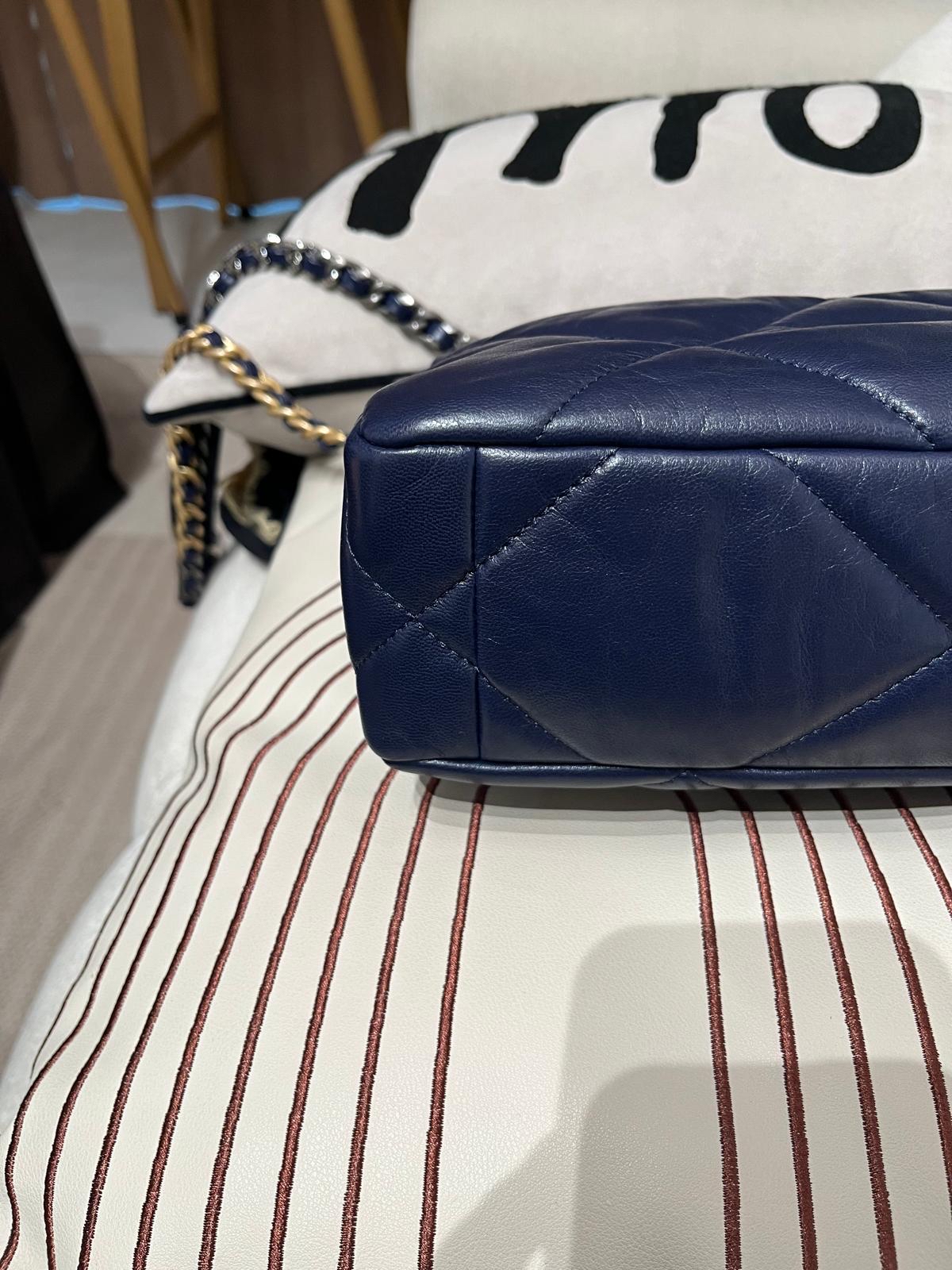 Chanel 19 small navy 26cm AS1160 100%Authentic,98%new ✅30card✅dust bag✅box