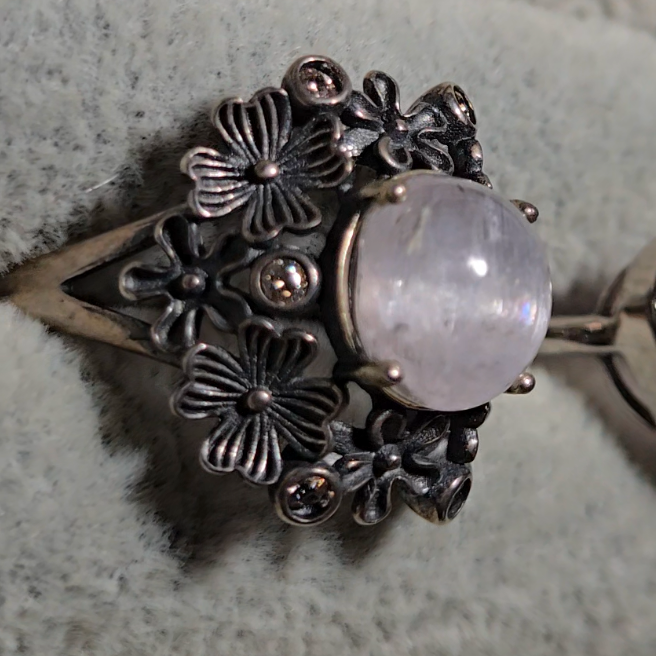 Cat's eye kunzite floral ring with rainbows in adustable sterling silver (A) - KNZ1