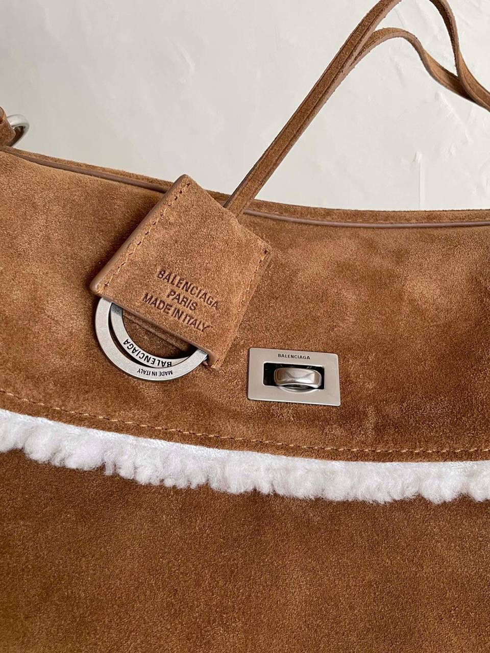爆款🔥 ba1enciaga rodeo麂皮毛绒绒泰迪熊 中号🧸 看到这只包直接暖到心里去！ 好喜欢好喜欢好喜欢啊啊啊 本广东人想一秒入冬 我要立马背上这只 泰 迪 熊！ 除了喜欢没什么可说的 直接给我干词穷了 btw，这只也是买了zp回来对皮对毛的哦 米白色的毛毛，毛要足够粗密，且要卷 我知道市场很多直接用细软直的来做 不敢想象实物有多jia...打咩打咩🙅🏻‍♀️🙅🏻🙅🏻‍♂️❌ 我们开发一直都是秉着认真负责的态度 相似度你们就放一百个心吧！交给我们！ 中号：35×23.3×10.9cm789772m