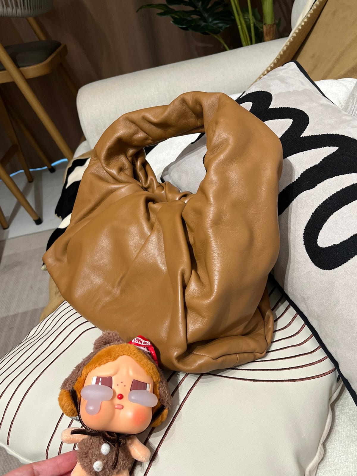 BOTTEGA VENETA BV The Shoulder Pouch leather gathered hobo 雲朵包 ,100%Authentic ,98%new✅dust bag