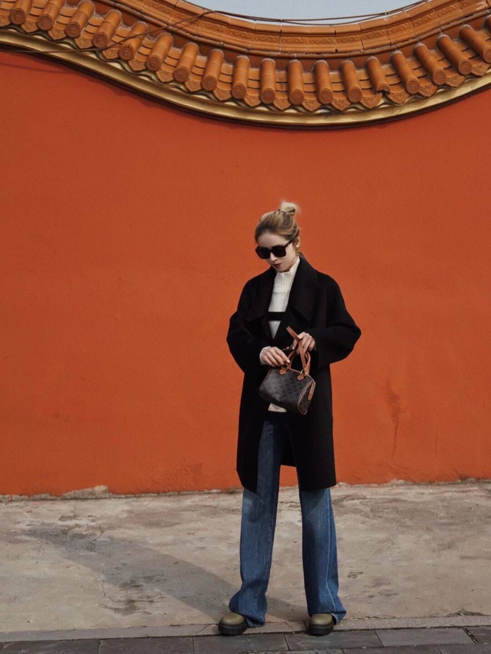 🔥大货实拍图 𝗖𝗘𝗟𝗜𝗡𝗘♥𝗧𝗥𝗜𝗢𝗠𝗣𝗛𝗘小号波士顿 型号：197582 尺寸19.5*14*7cm 别再只买LV speedy了！Lisa同款Celine枕头包来啦！凯旋门老花感觉更复古，更年轻一点～这个季节搭配棕色系，格子外套都更提升复古味，肩带🉑️拆卸可调节，背法多样，会是日常使用频率很高的一只小可爱😉